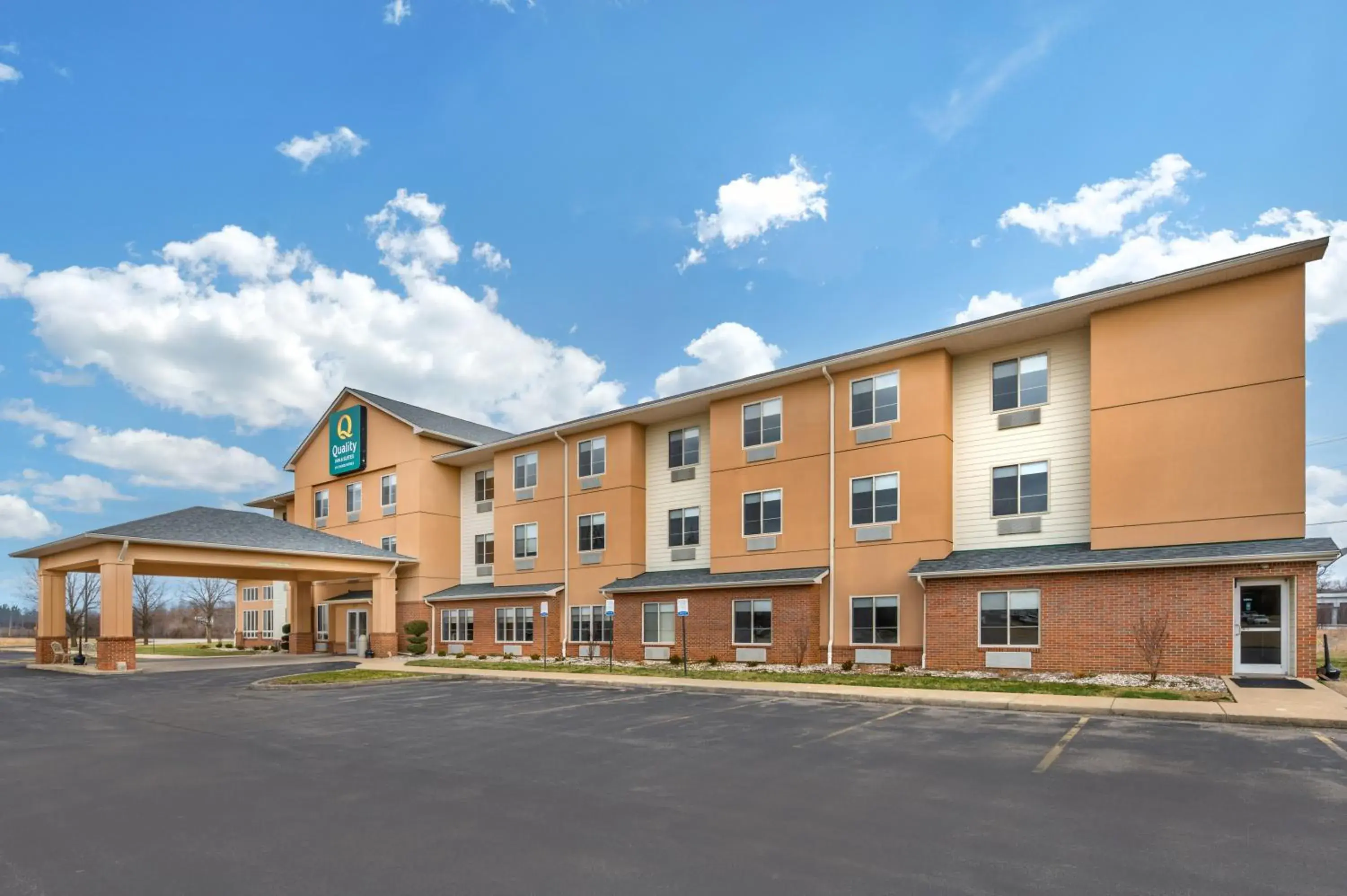 Property building in Quality Inn & Suites Rockport-Owensboro North GOLD AWARD WINNER Property building in Quality Inn & Suites Rockport-Owensboro North GOLD AWARD WINNER