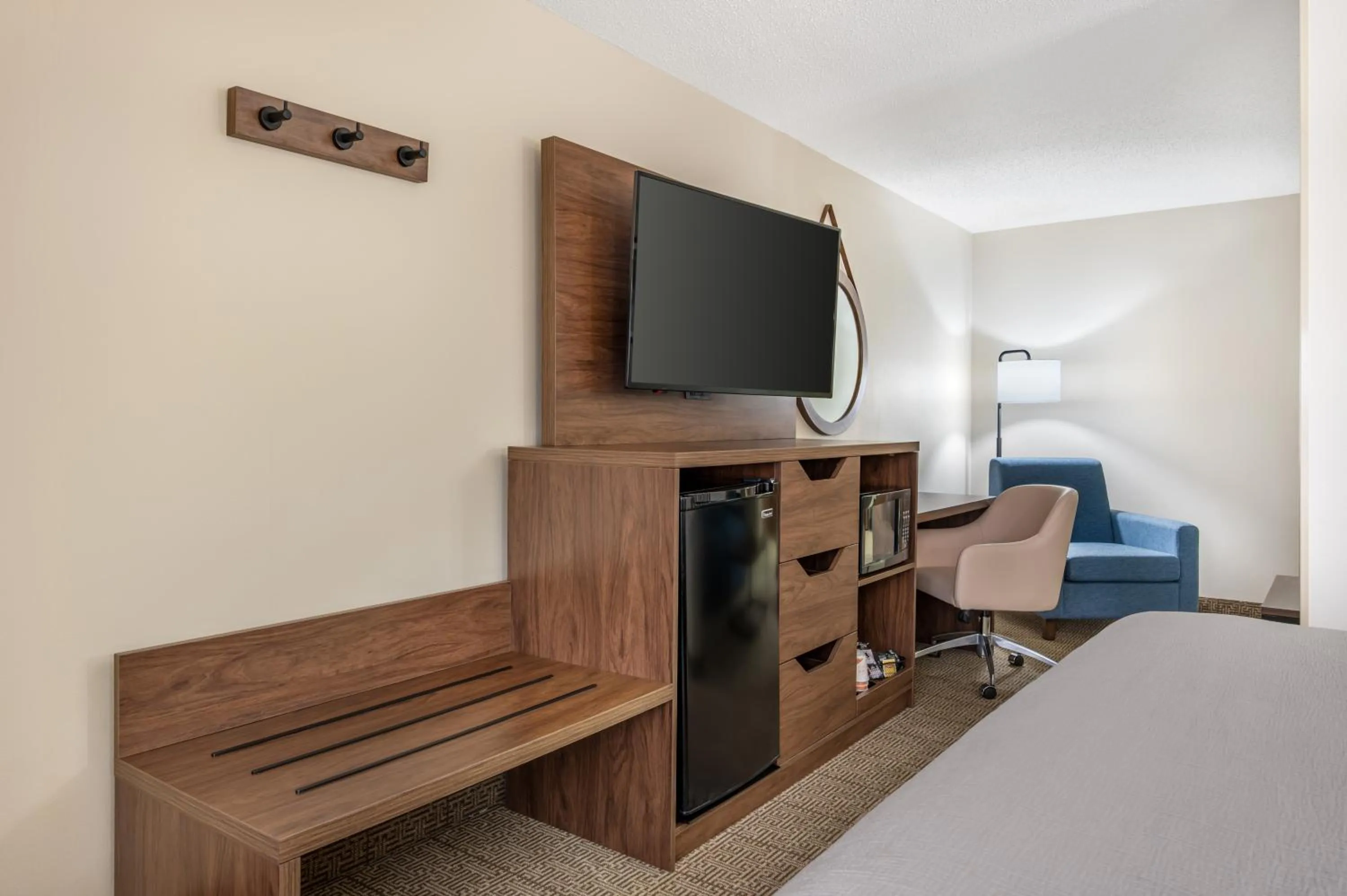 TV and multimedia, Bed in Quality Inn & Suites Rockport-Owensboro North GOLD AWARD WINNER
