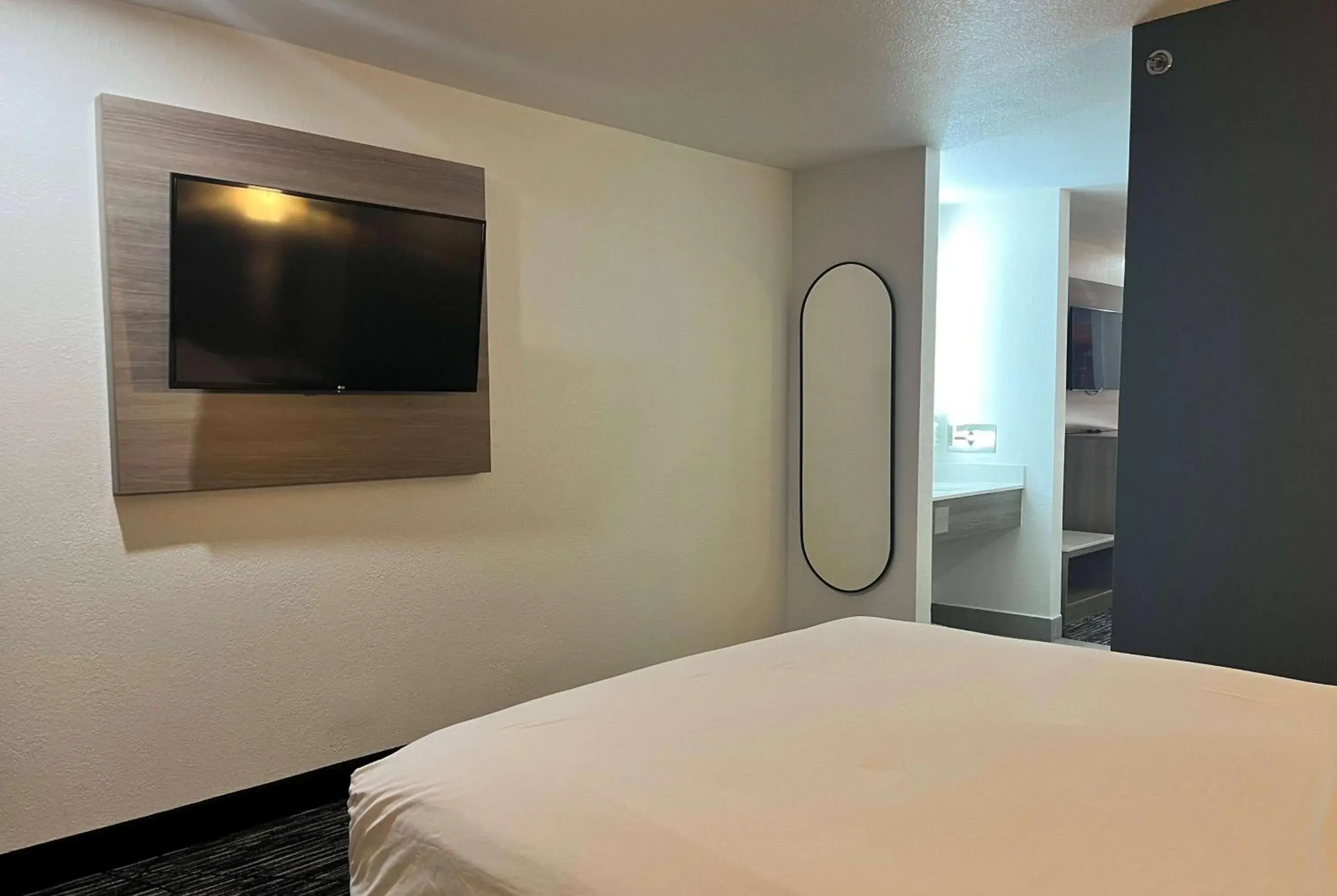 Photo of the whole room, Bed in Baymont by Wyndham Indianapolis Northeast Photo of the whole room, Bed in Baymont by Wyndham Indianapolis Northeast