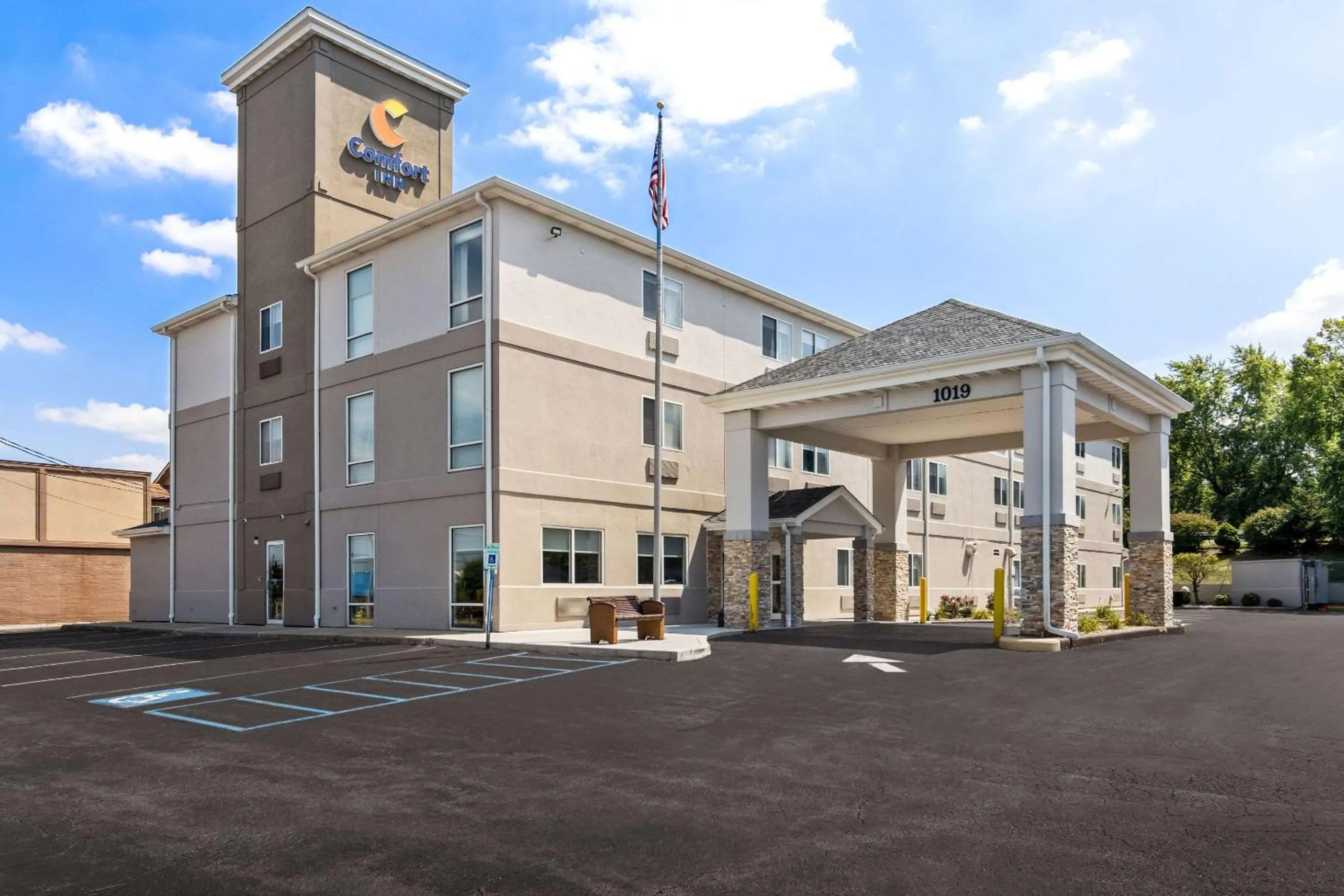 Property building in Comfort Inn Schereville