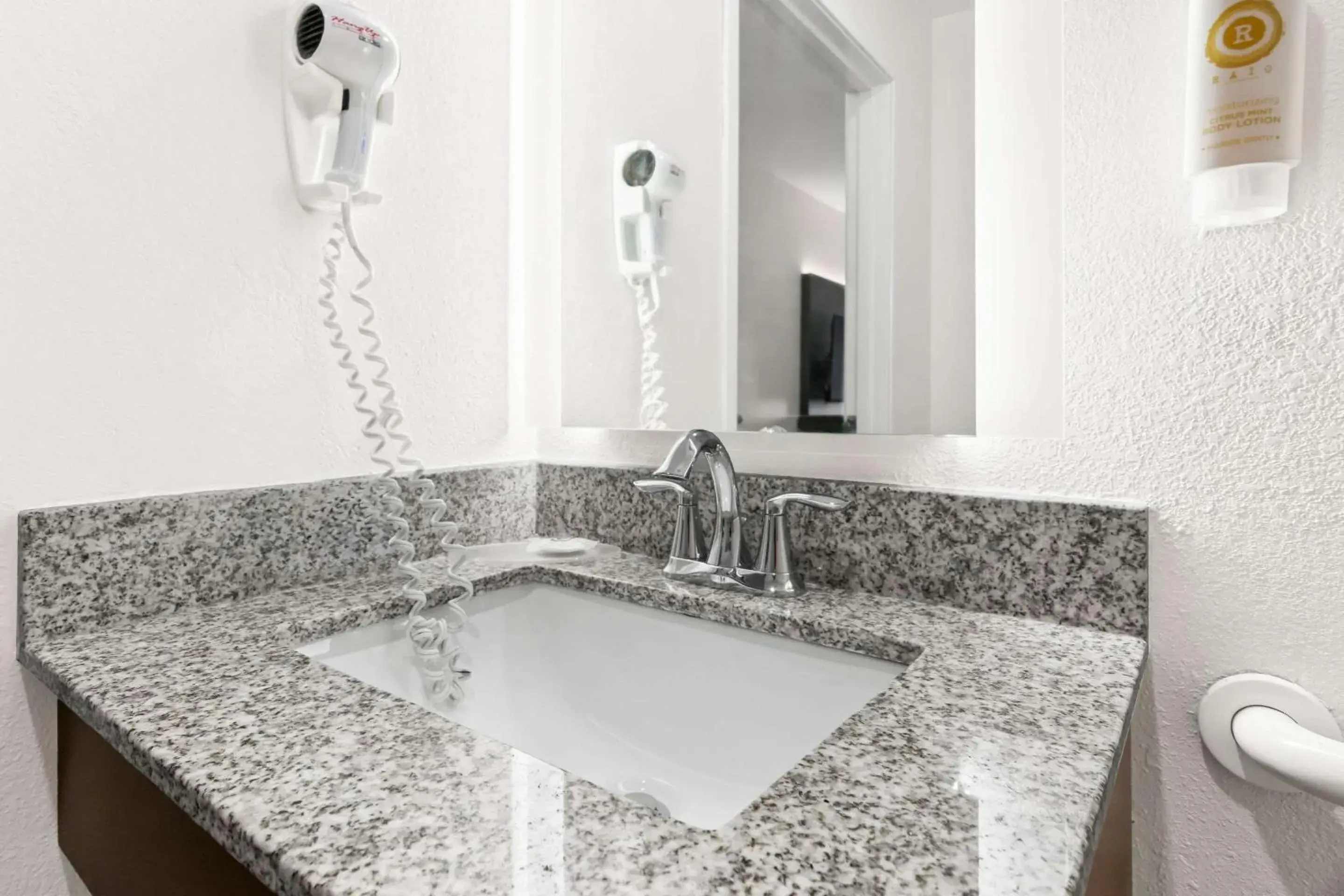 Bedroom in Comfort Inn Schereville Bedroom in Comfort Inn Schereville