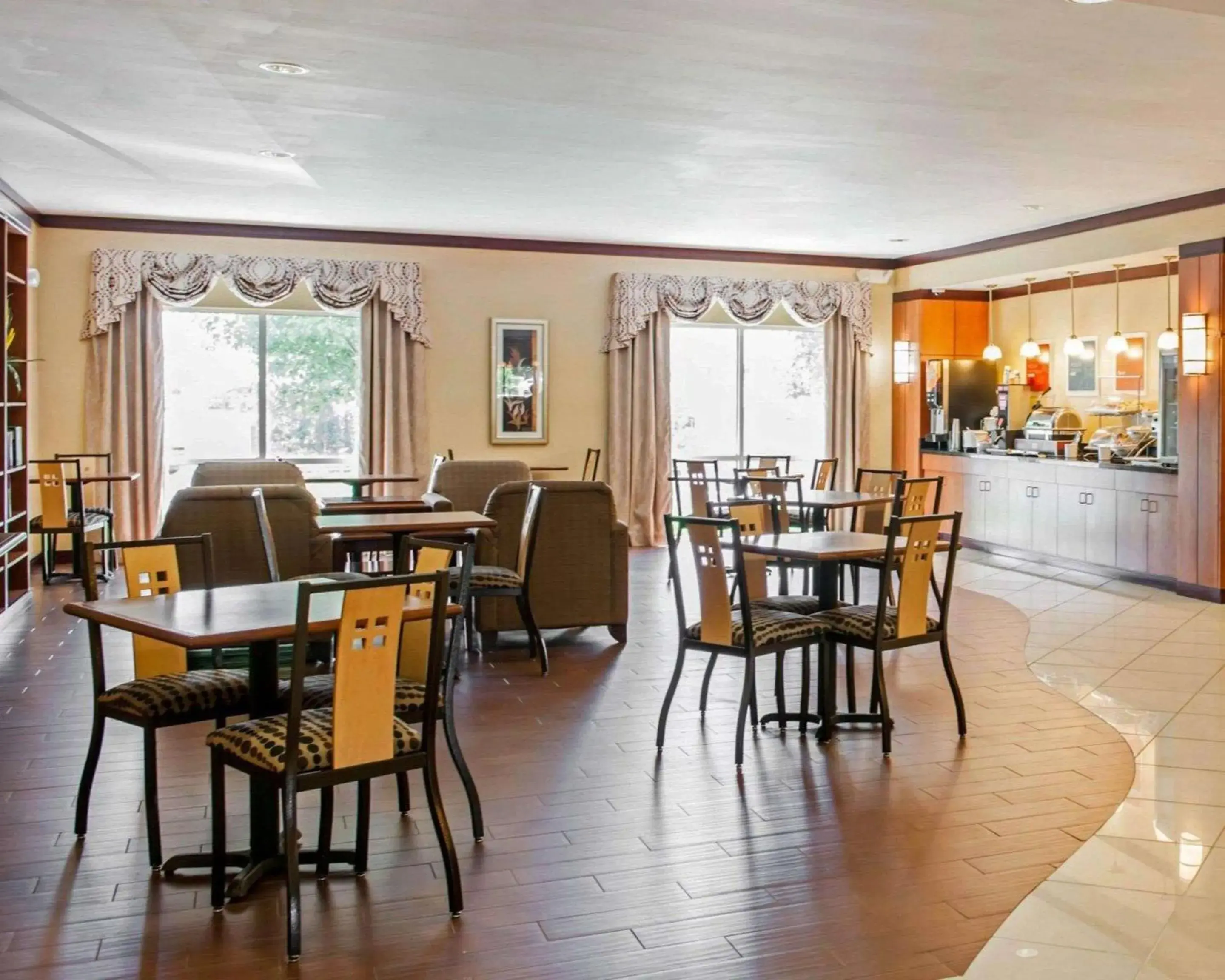 Restaurant/places to eat in Comfort Suites Southport Restaurant/places to eat in Comfort Suites Southport