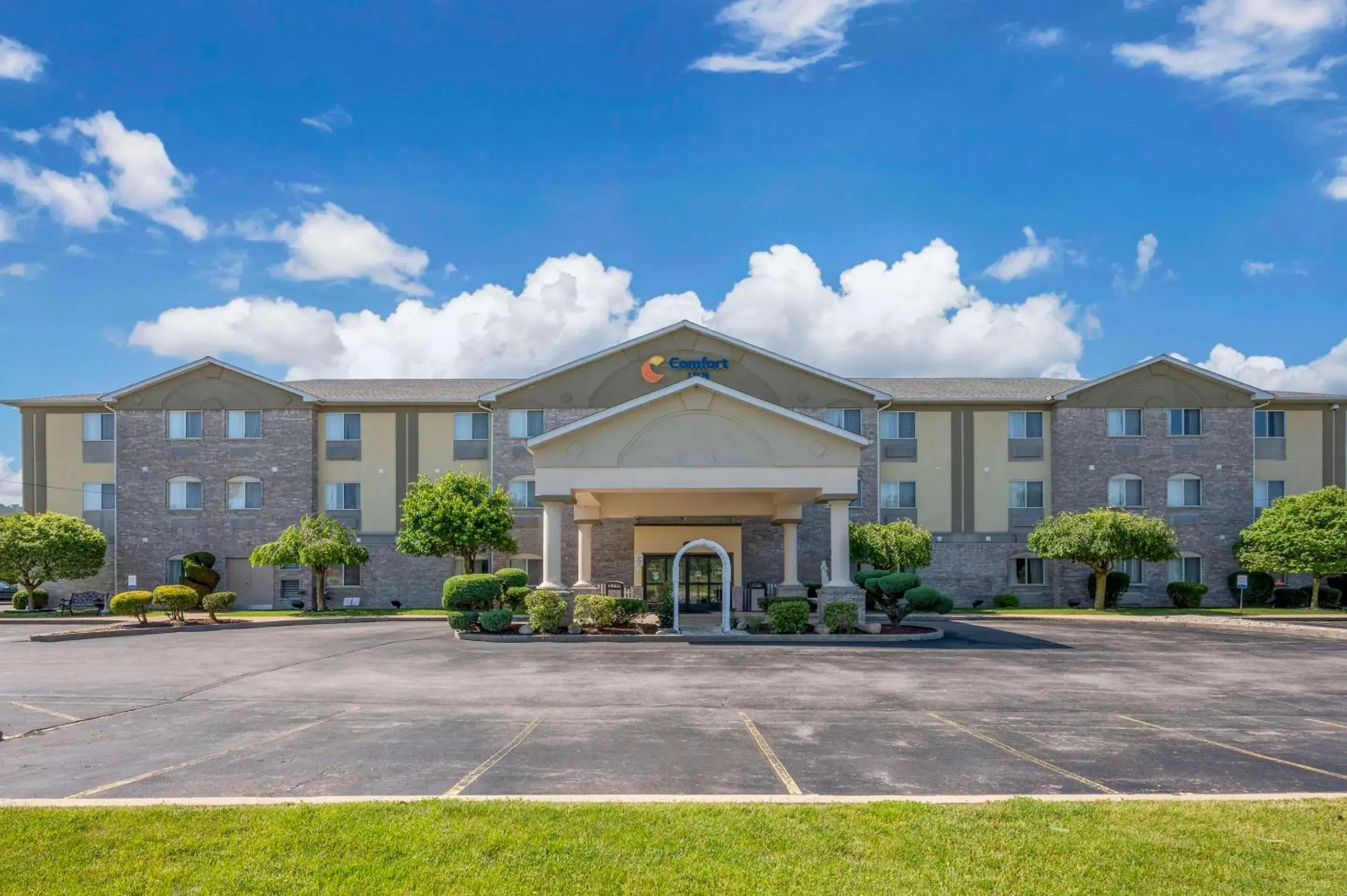 Property building in Comfort Inn Property building in Comfort Inn