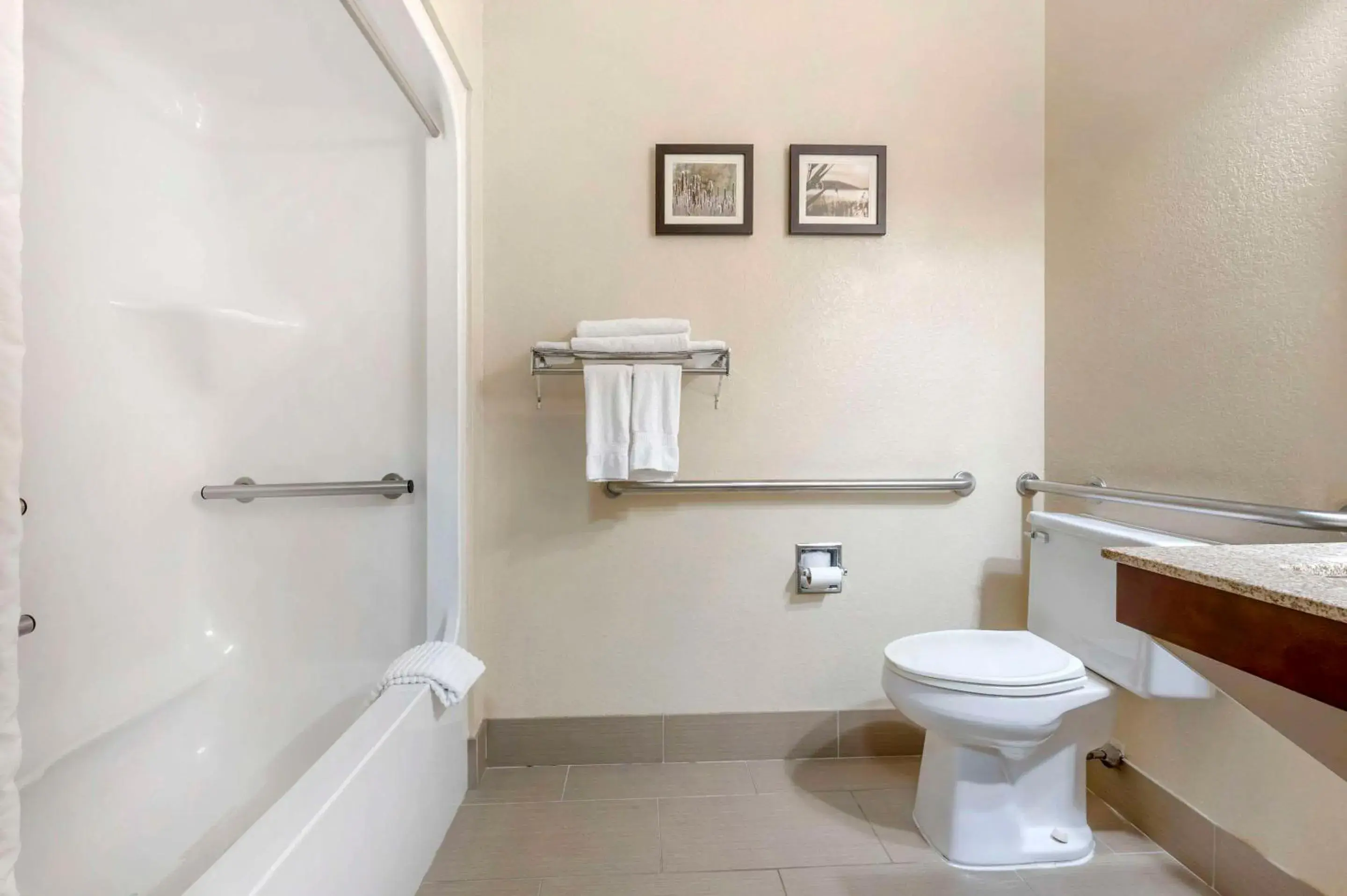 Bedroom in Comfort Inn Bedroom in Comfort Inn