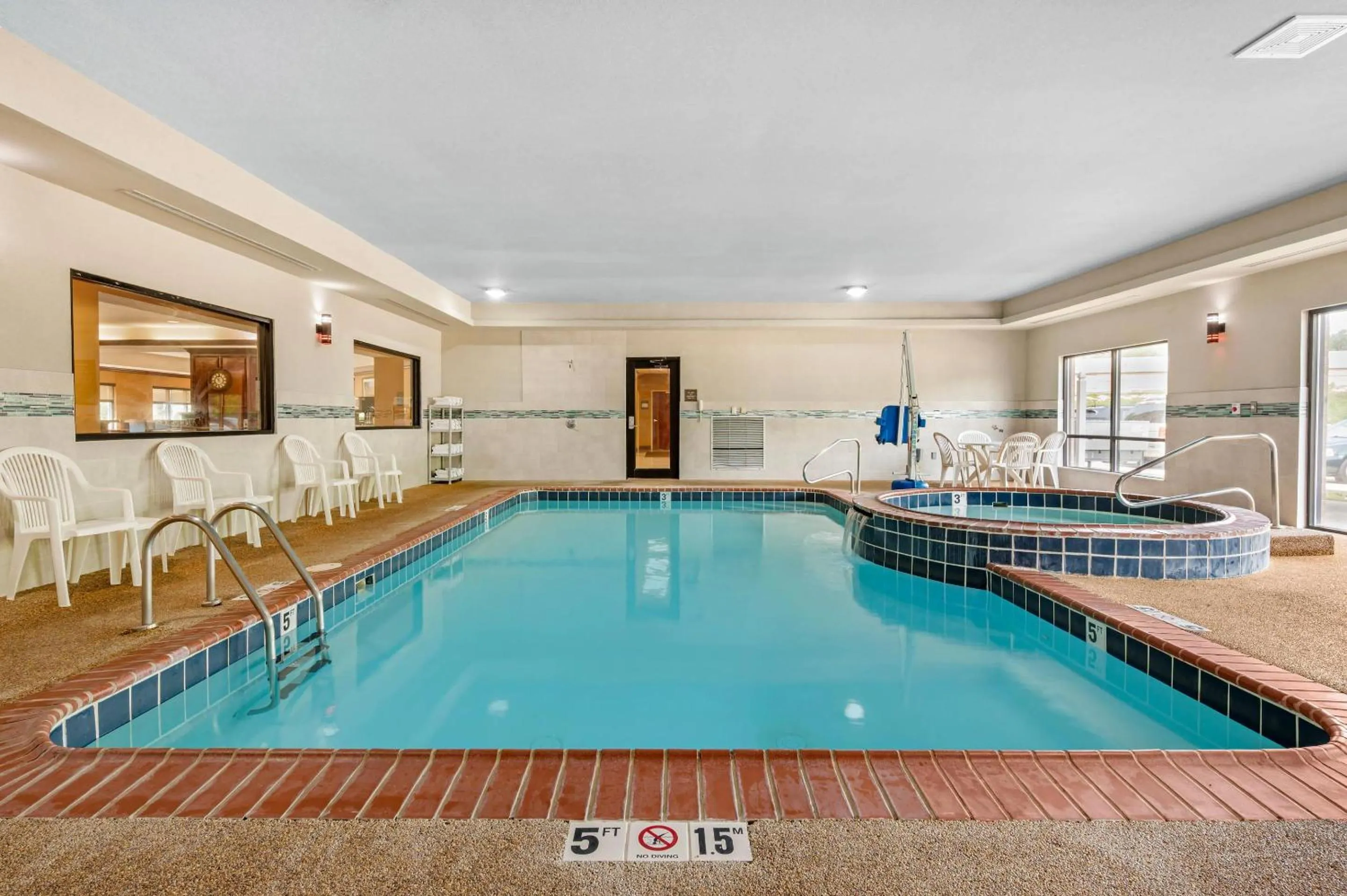 Swimming pool in Comfort Suites South Bend Near Casino