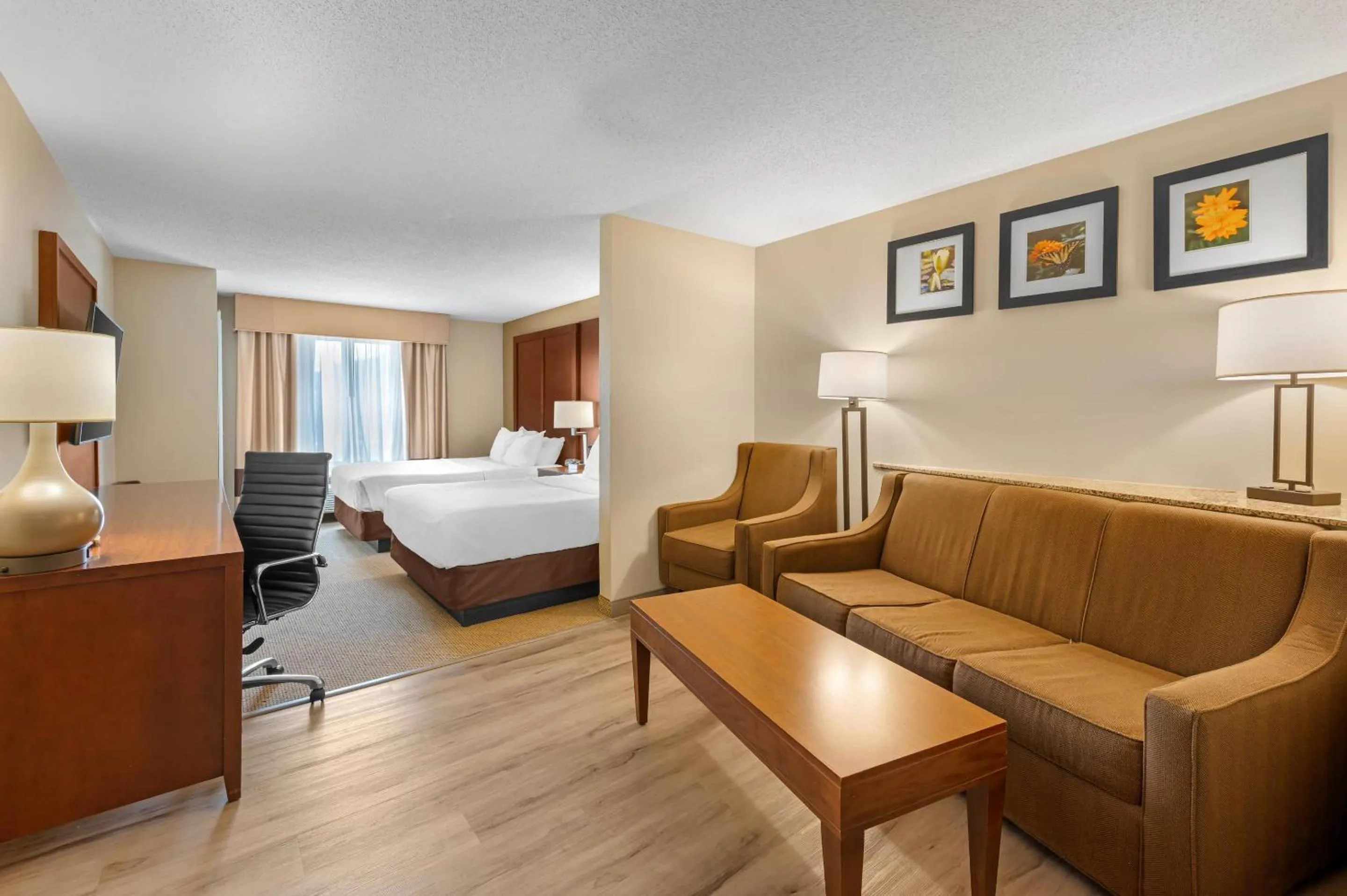 Bedroom, Bed in Comfort Suites South Bend Near Casino