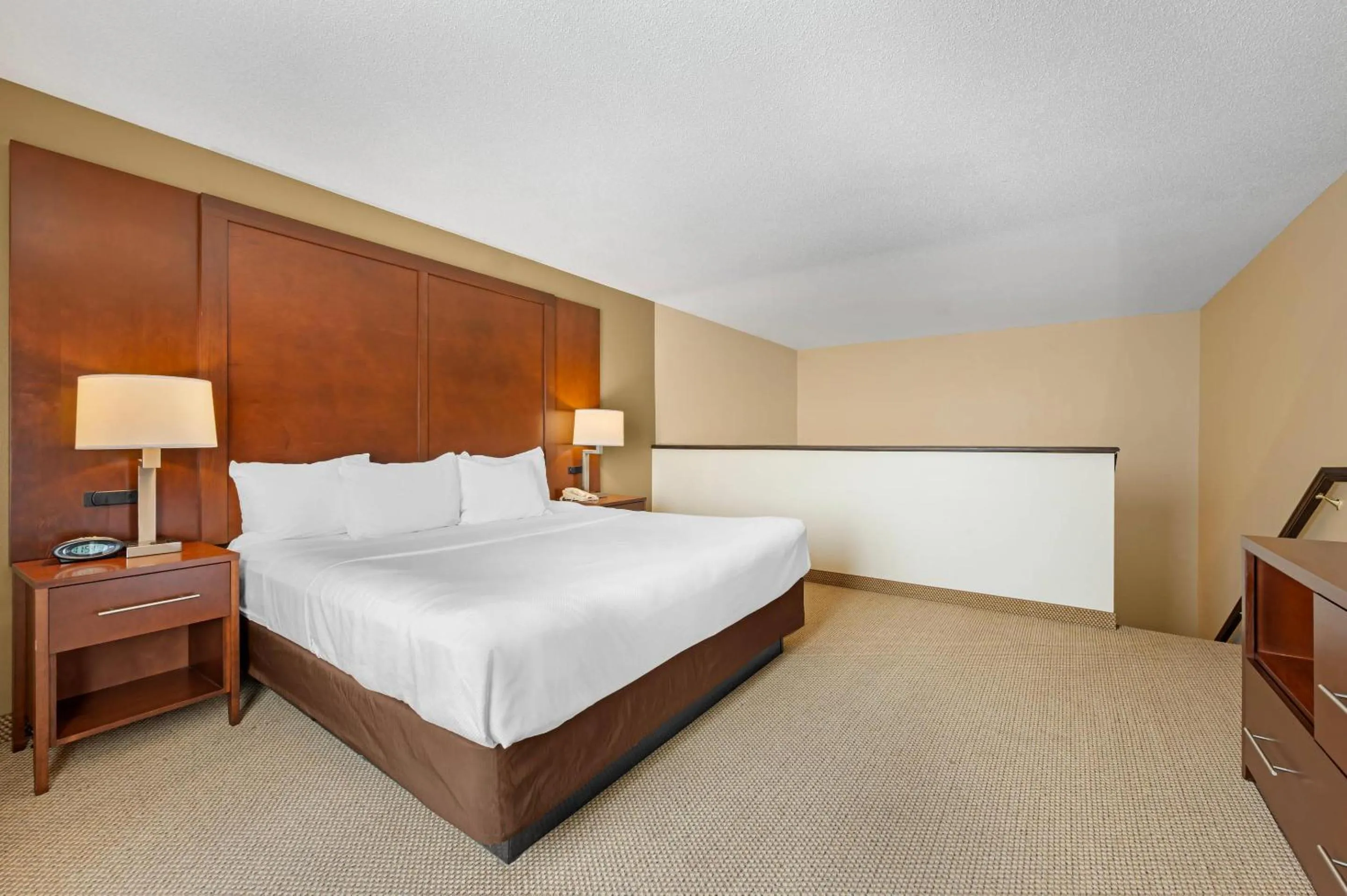 Bedroom, Bed in Comfort Suites South Bend Near Casino