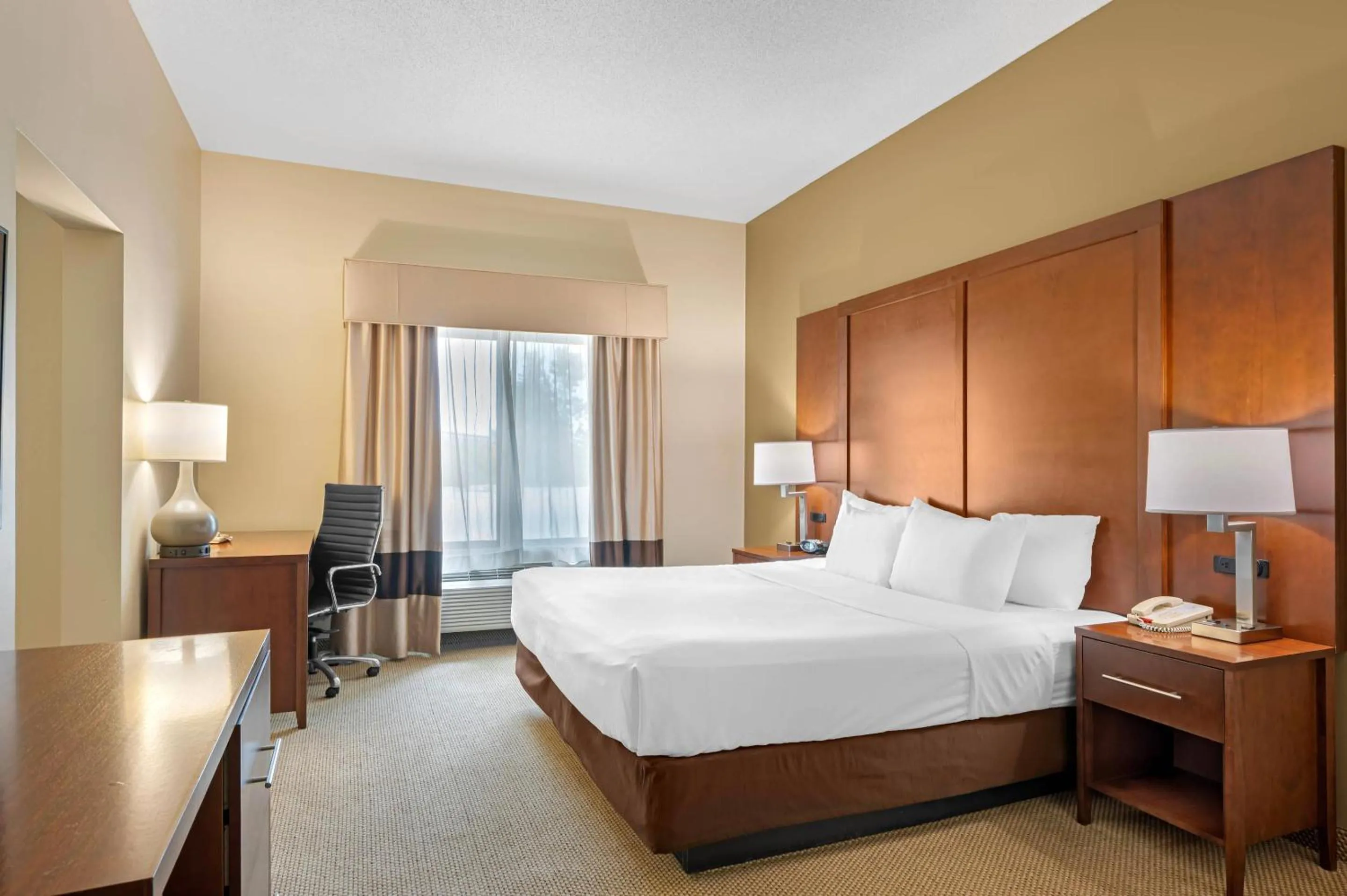 Bedroom, Bed in Comfort Suites South Bend Near Casino