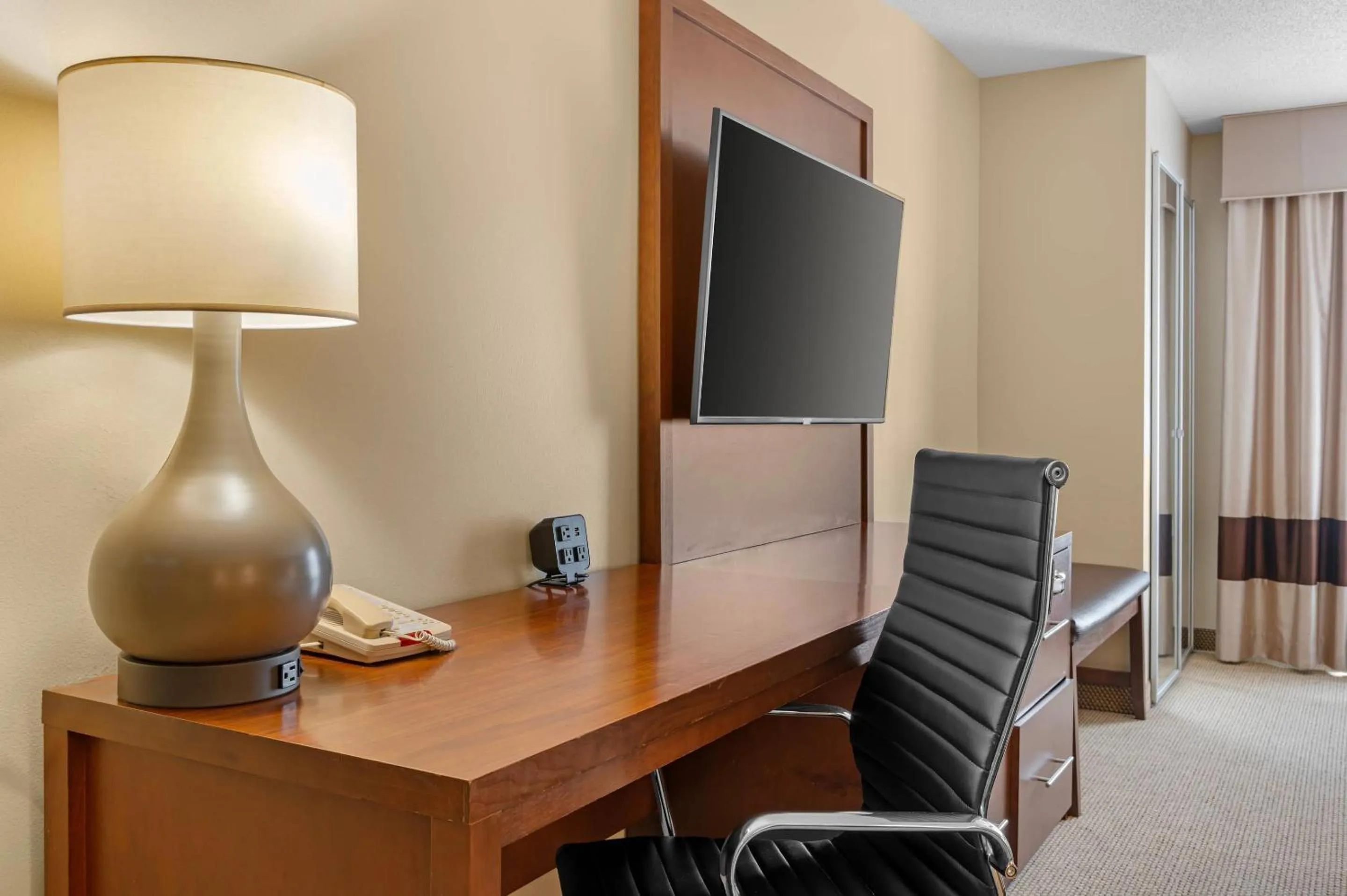 Bedroom in Comfort Suites South Bend Near Casino