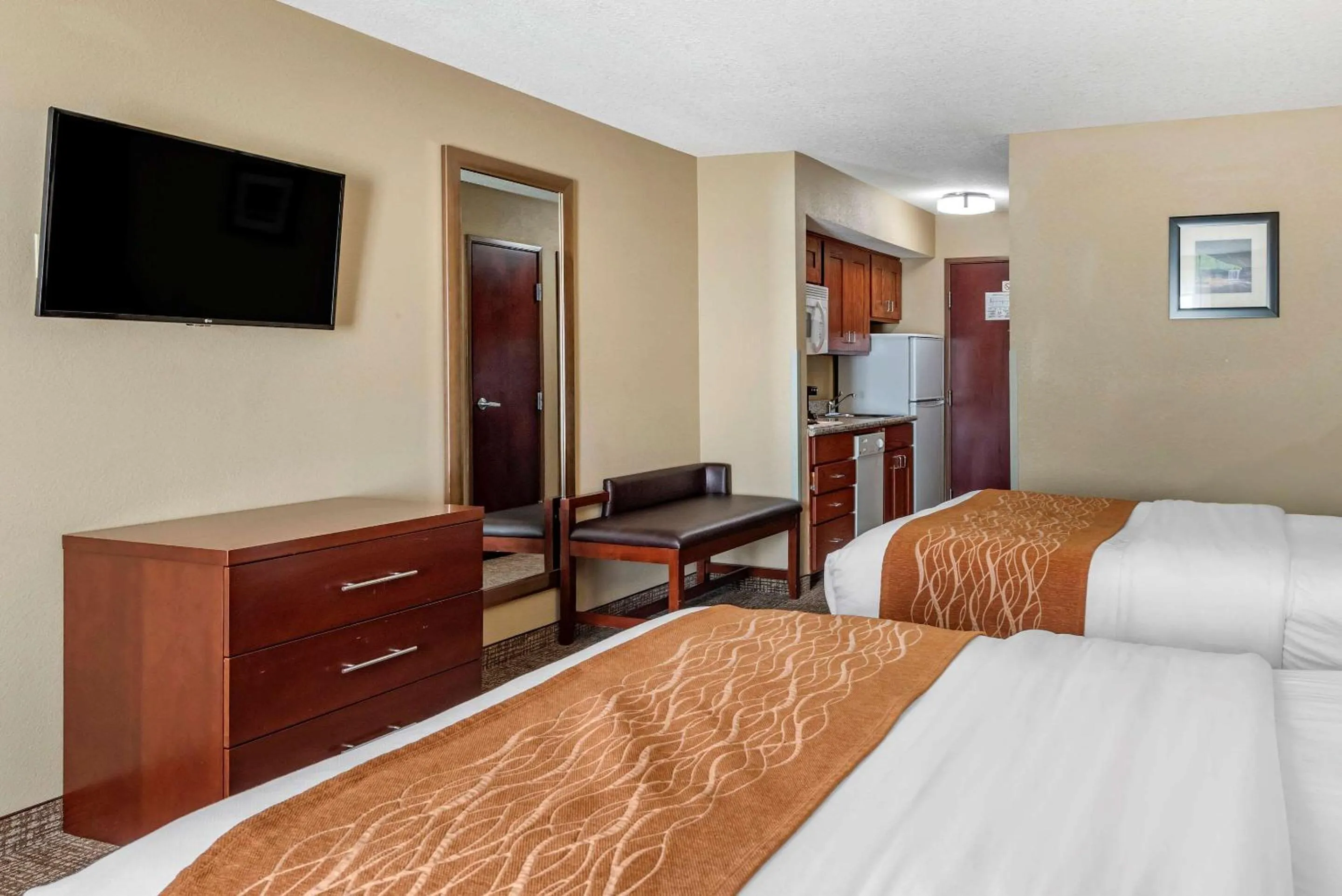 Photo of the whole room, Bed in Comfort Inn & Suites Muncie Near University