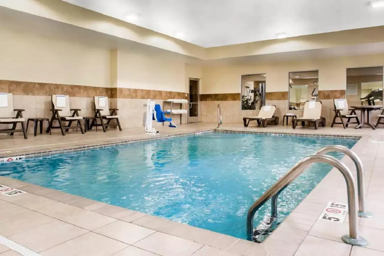 Swimming pool in Comfort Inn & Suites Porter near Indiana Dunes