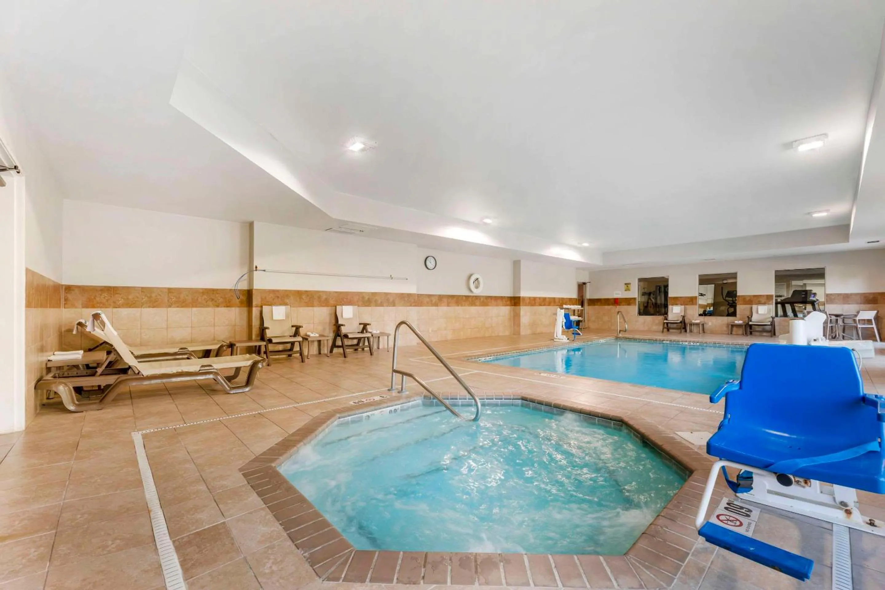 Swimming pool in Comfort Inn & Suites Porter near Indiana Dunes
