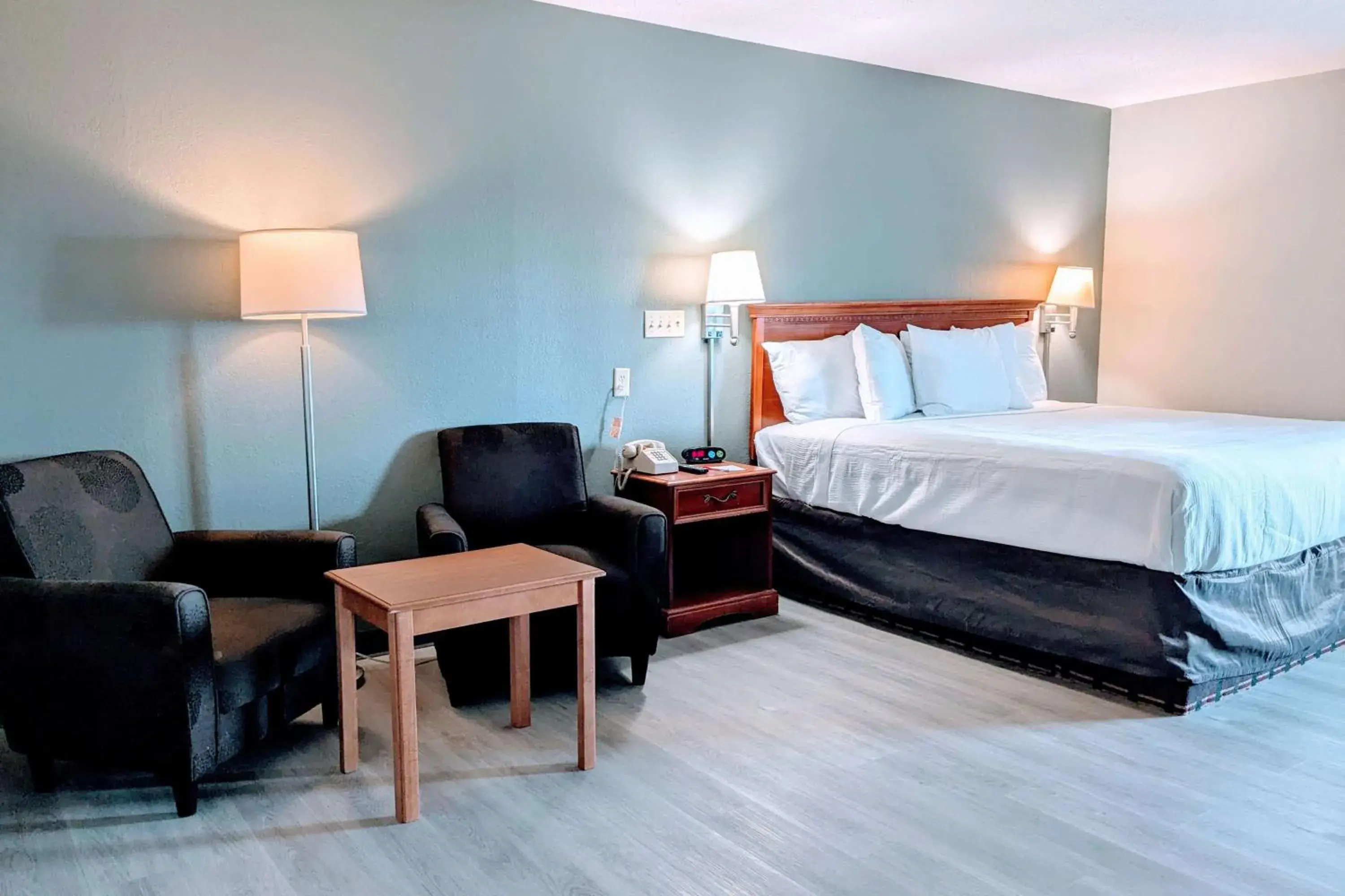 King Room with Mobility Access and Bathtub with Grab Bars, Non-Smoking in Econo Lodge Lebanon King Room with Mobility Access and Bathtub with Grab Bars, Non-Smoking in Econo Lodge Lebanon