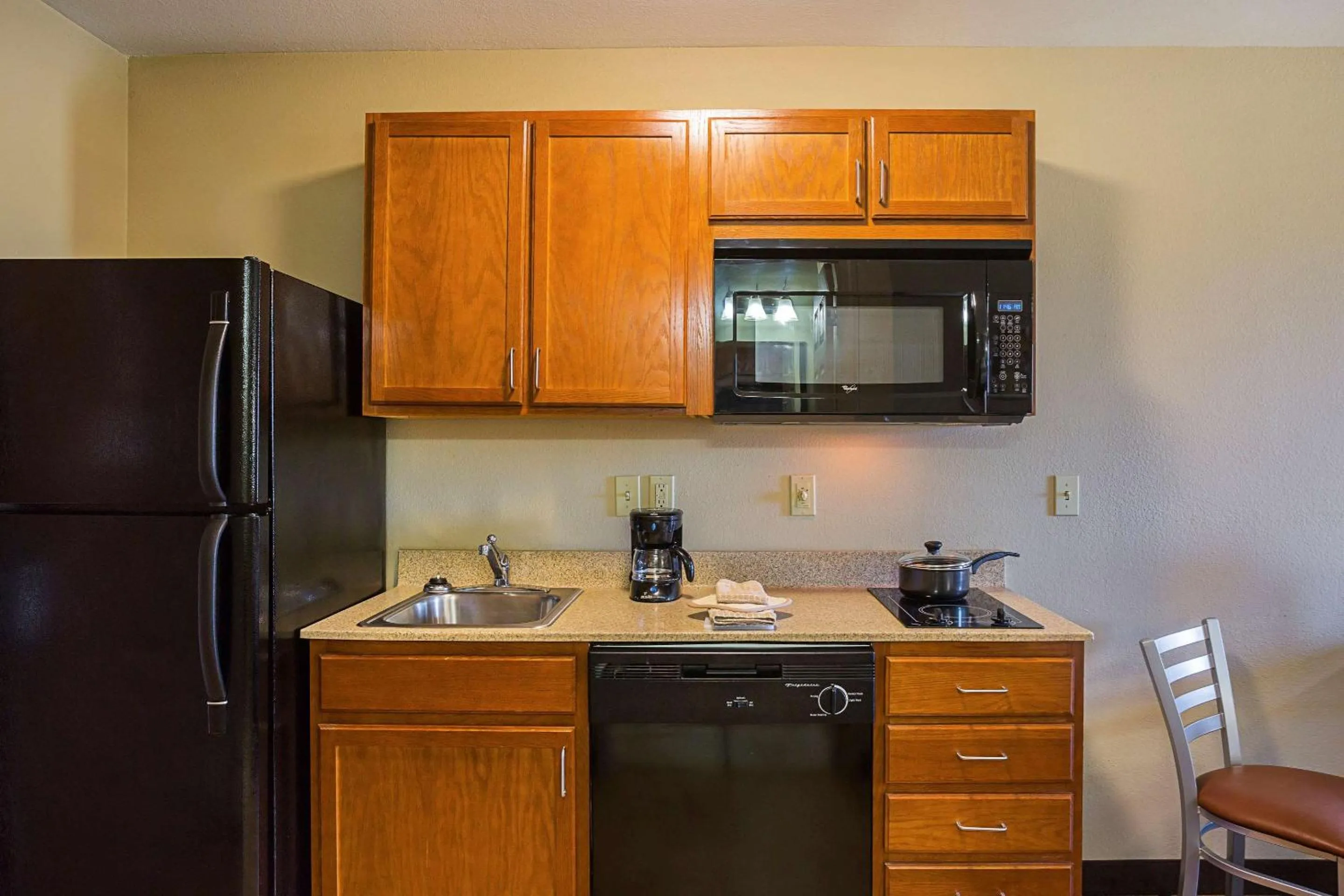 Kitchen or kitchenette in Suburban Studios Clarksville-Louisville North