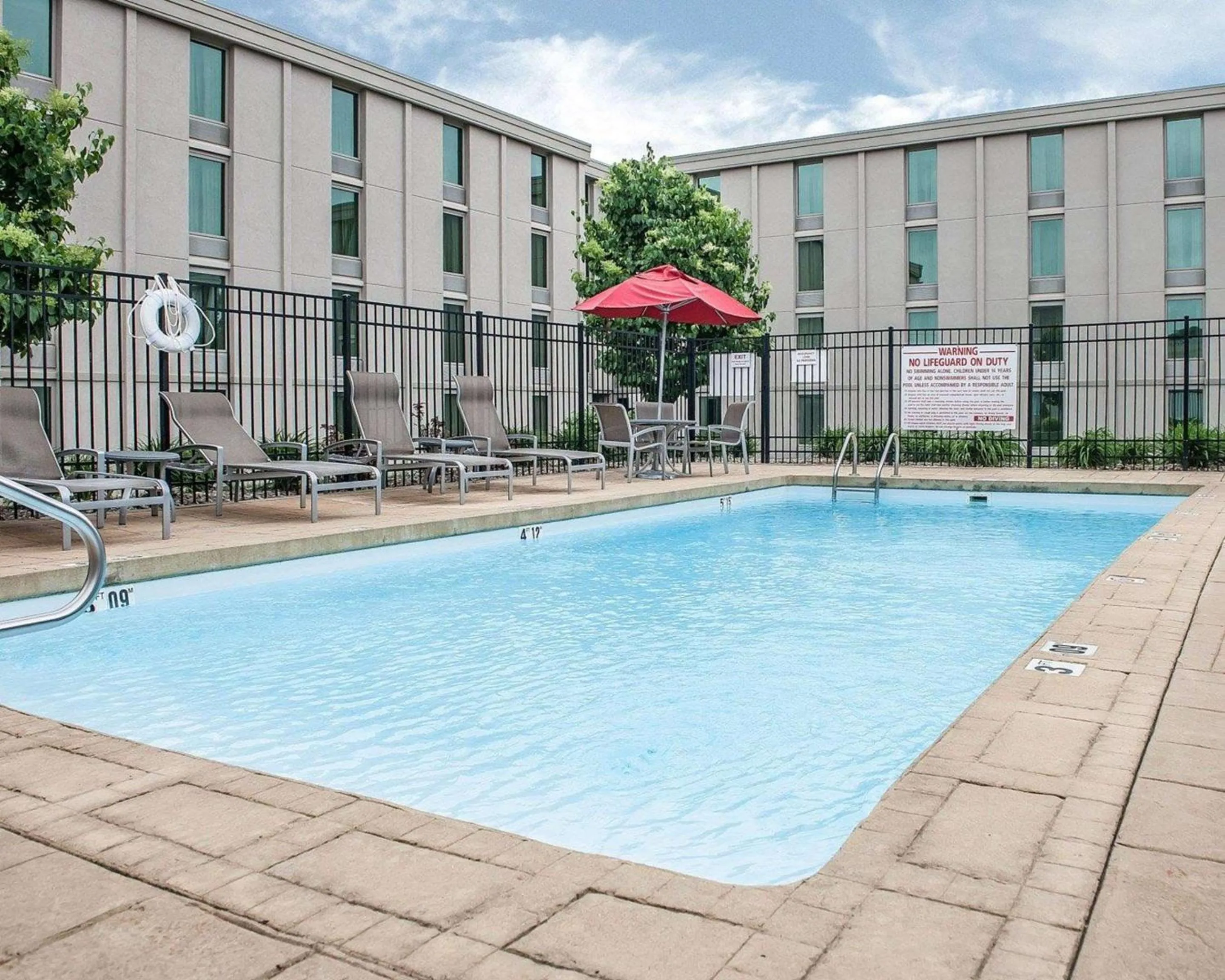Swimming pool in Comfort Inn Bloomington near University