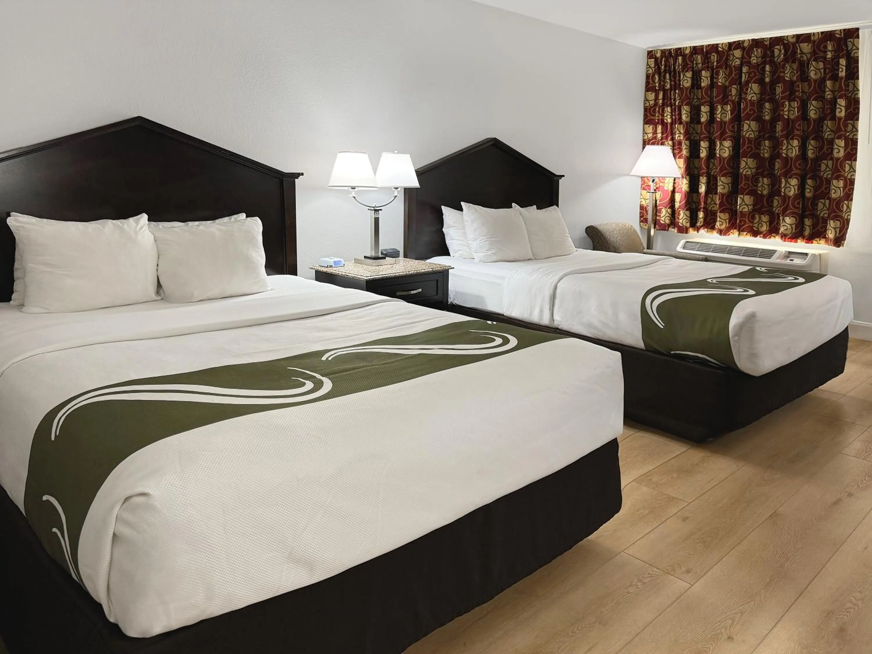 Bed in Quality Inn Fort Wayne