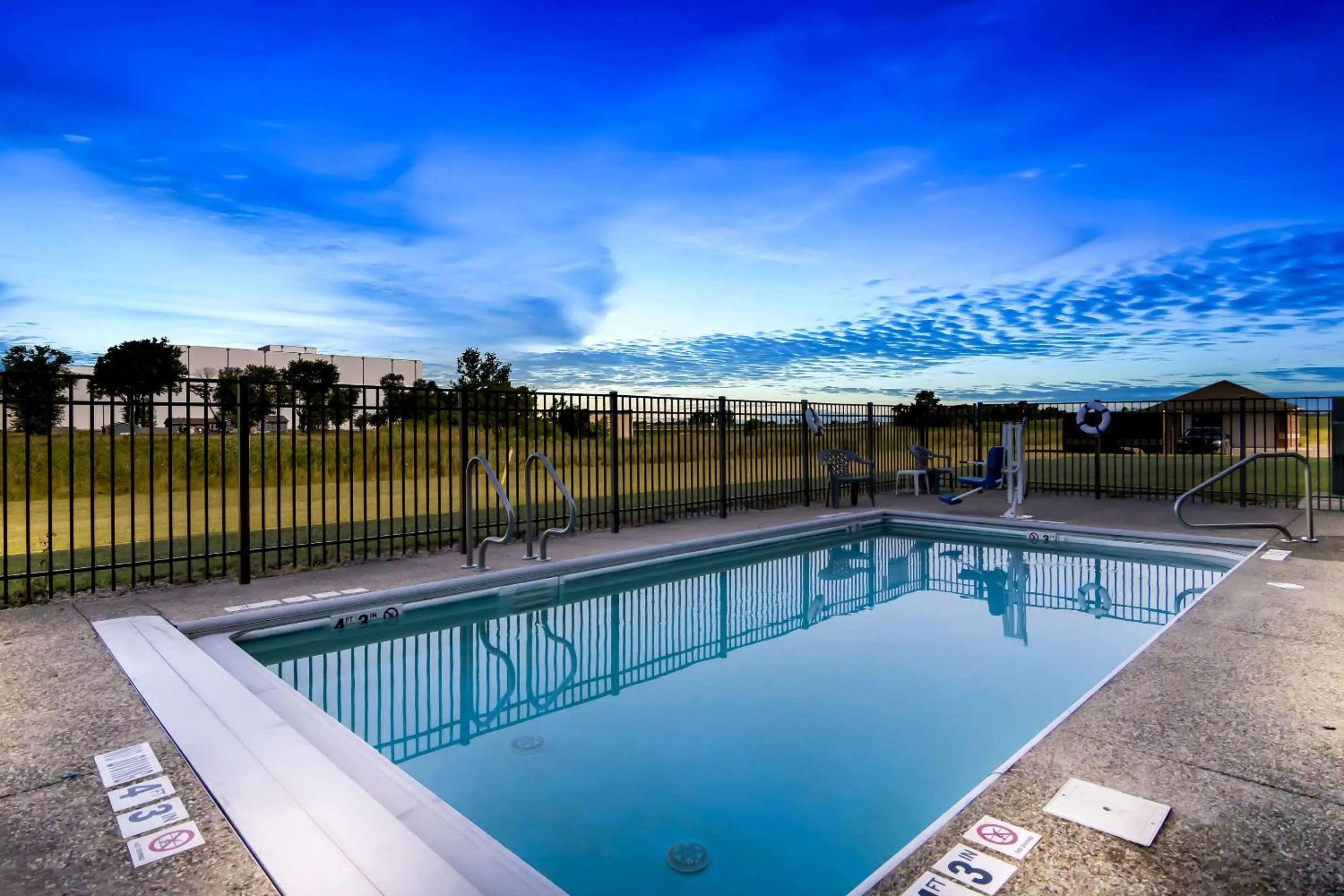 Swimming pool in Comfort Inn Hebron-Lowell Area