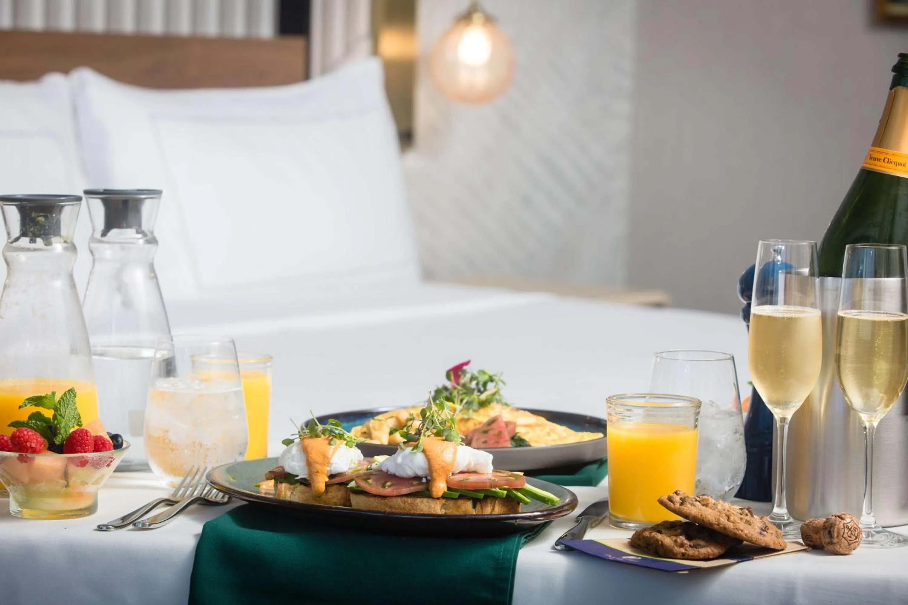 Dining area in Hotel Fera Anaheim, a DoubleTree by Hilton Hotel