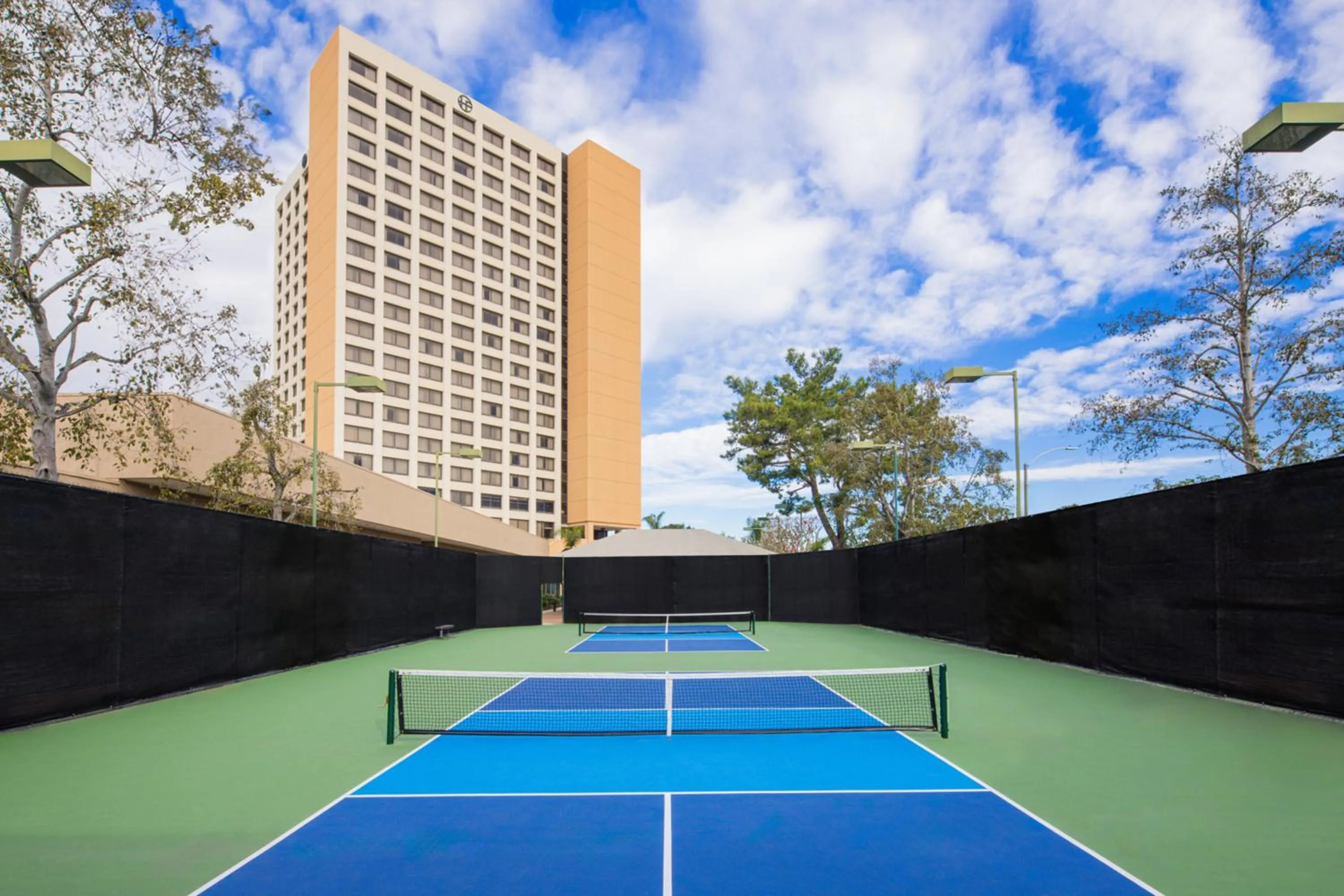 Tennis court in Hotel Fera Anaheim, a DoubleTree by Hilton Hotel