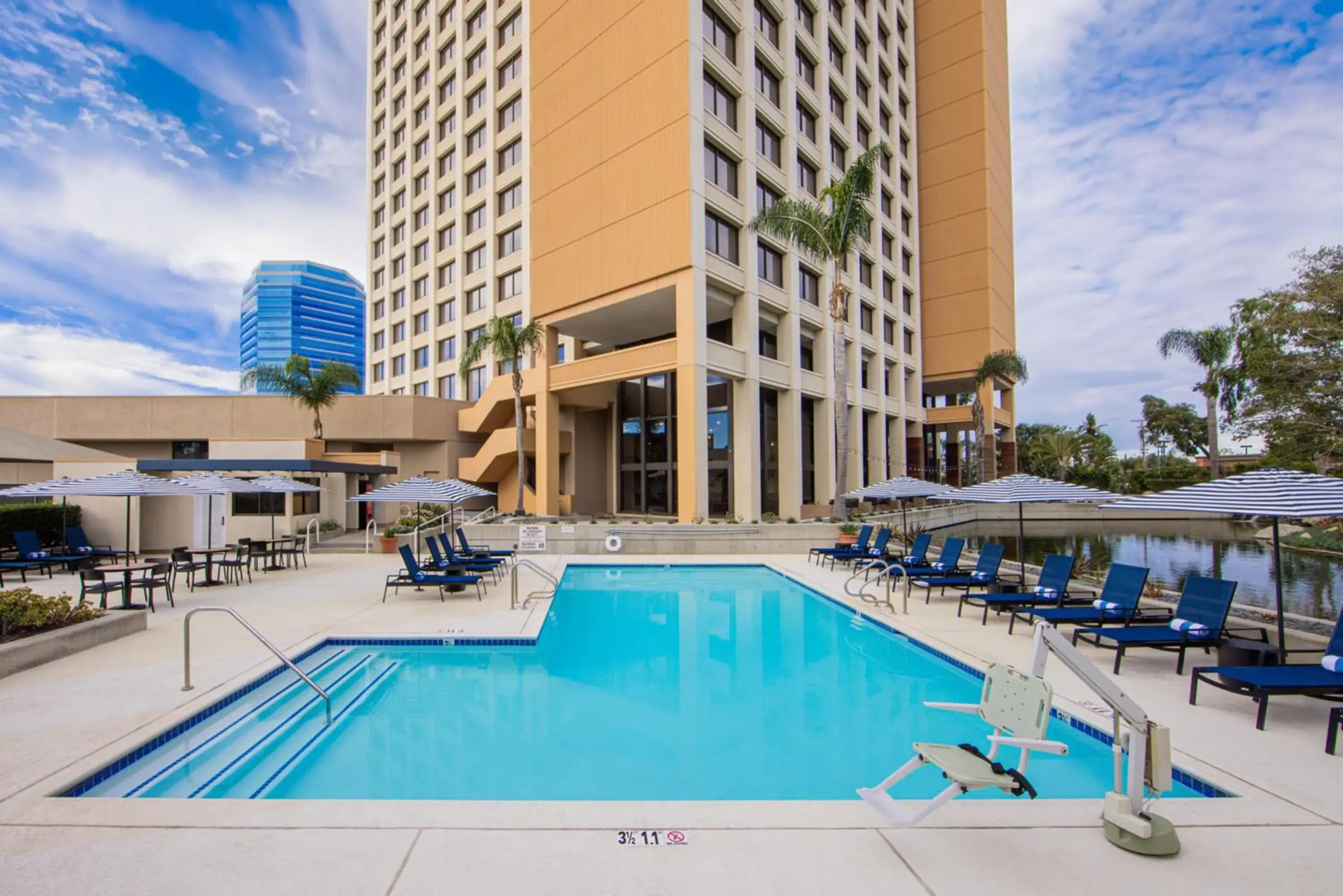 Swimming pool in Hotel Fera Anaheim, a DoubleTree by Hilton Hotel Swimming pool in Hotel Fera Anaheim, a DoubleTree by Hilton Hotel