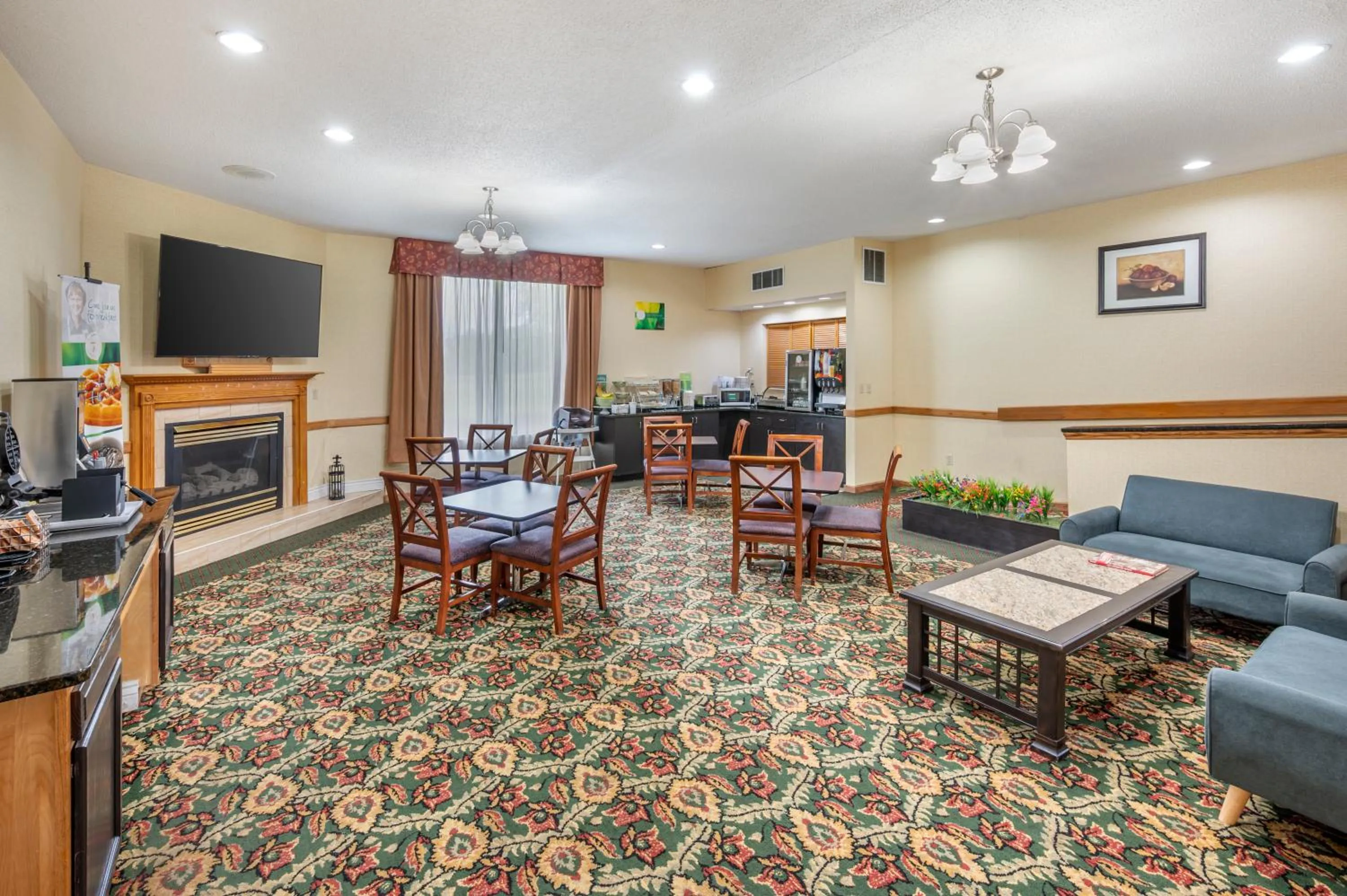 Communal lounge/ TV room in Quality Inn & Suites Near Amish Country