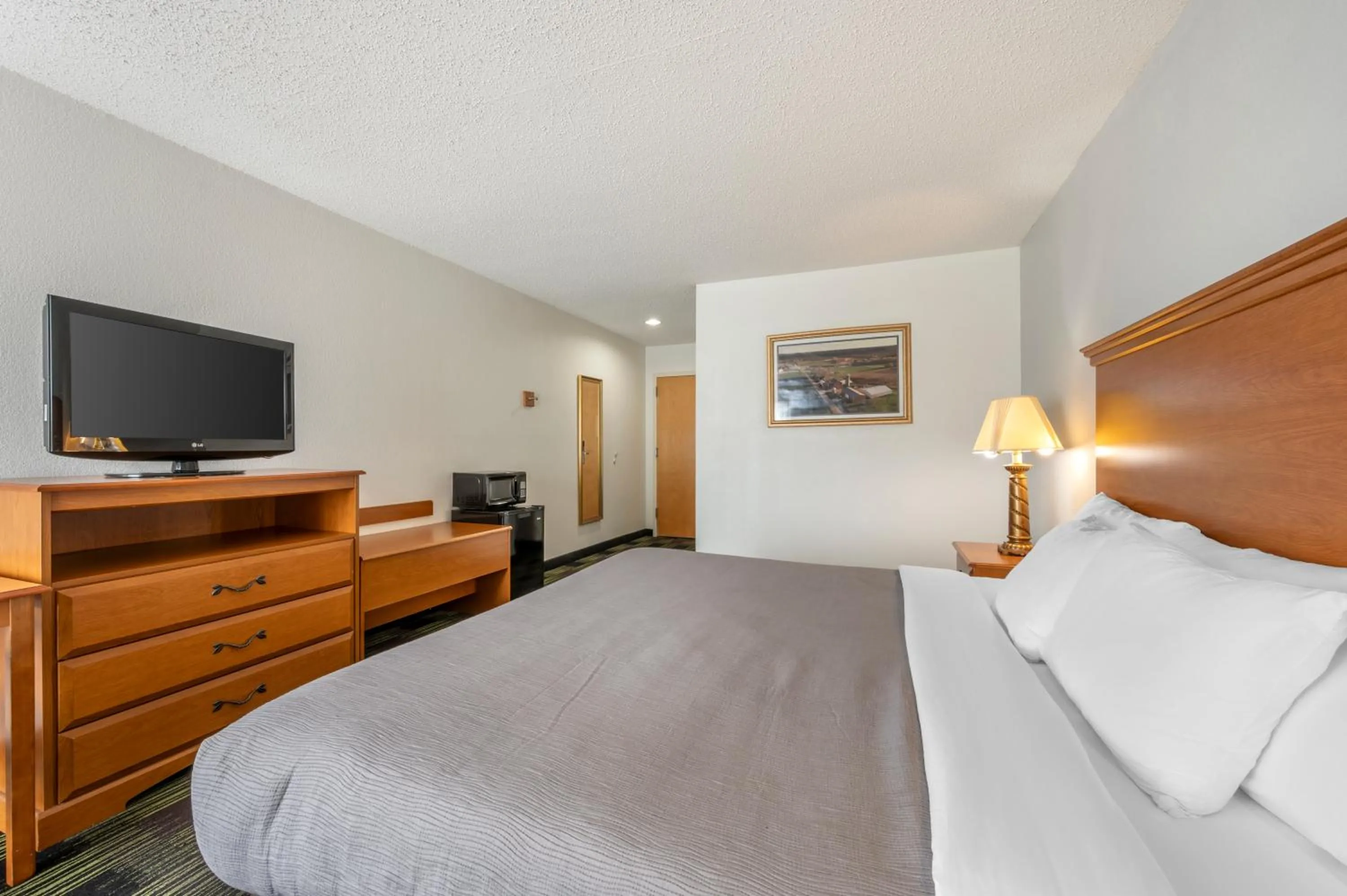 Bed in Quality Inn & Suites Near Amish Country