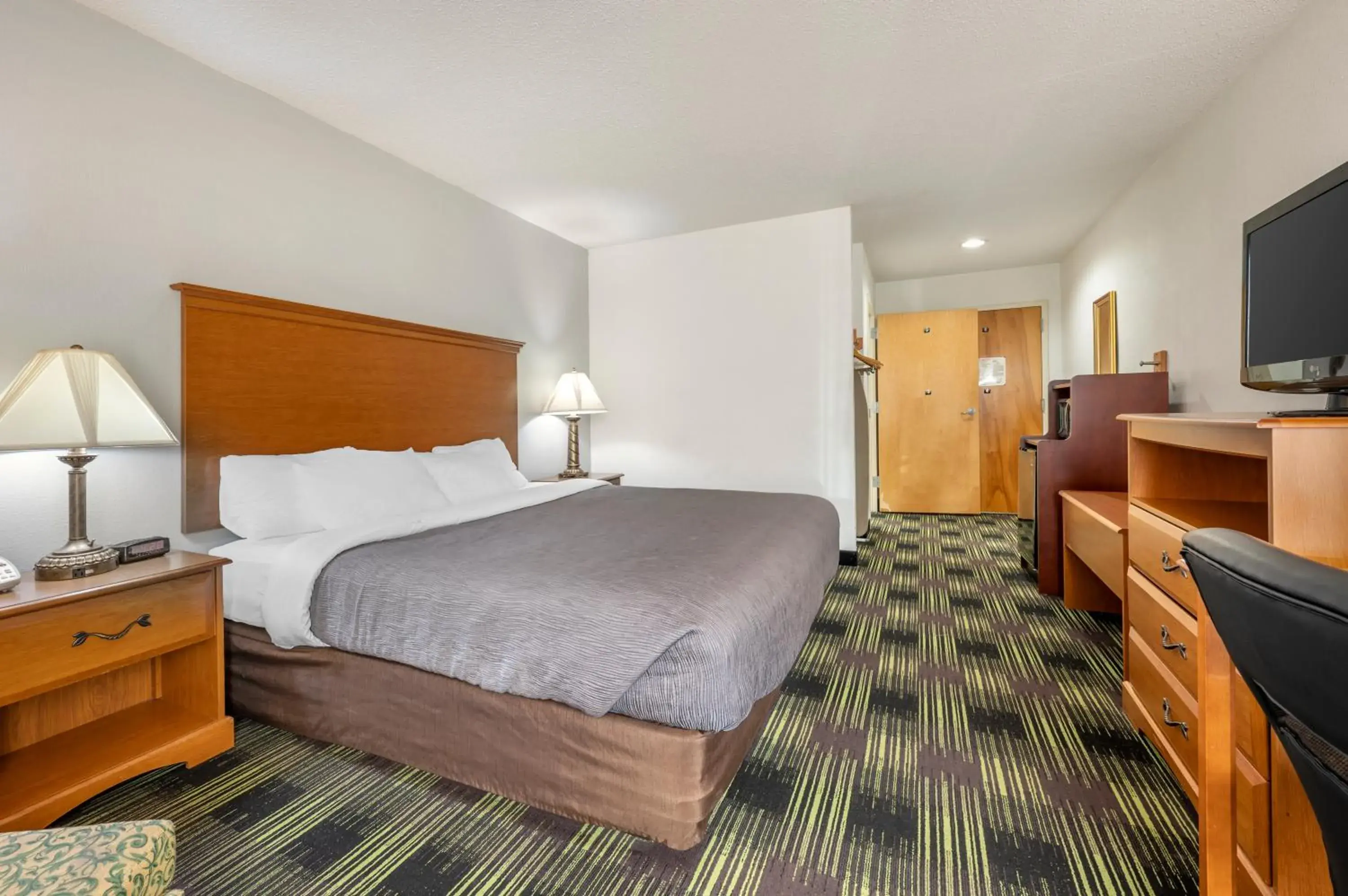 Bed in Quality Inn & Suites Near Amish Country Bed in Quality Inn & Suites Near Amish Country