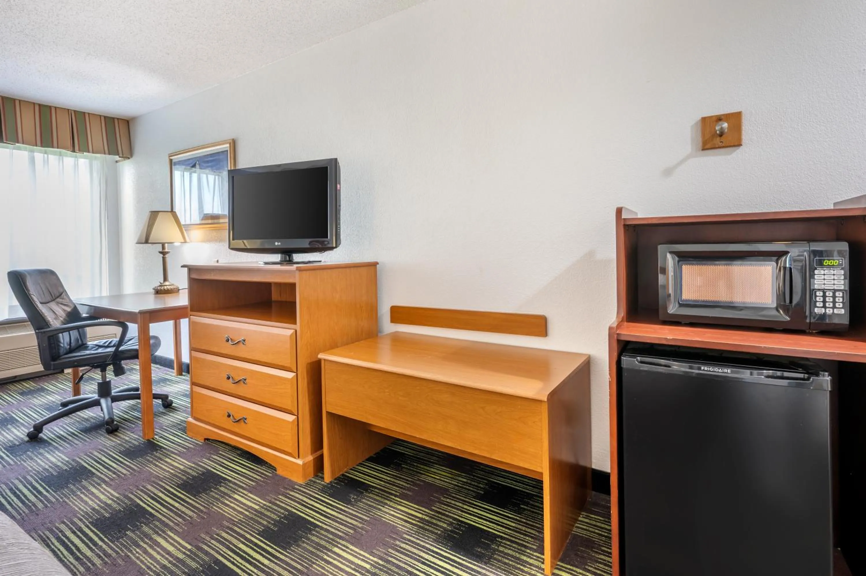 TV and multimedia in Quality Inn & Suites Near Amish Country