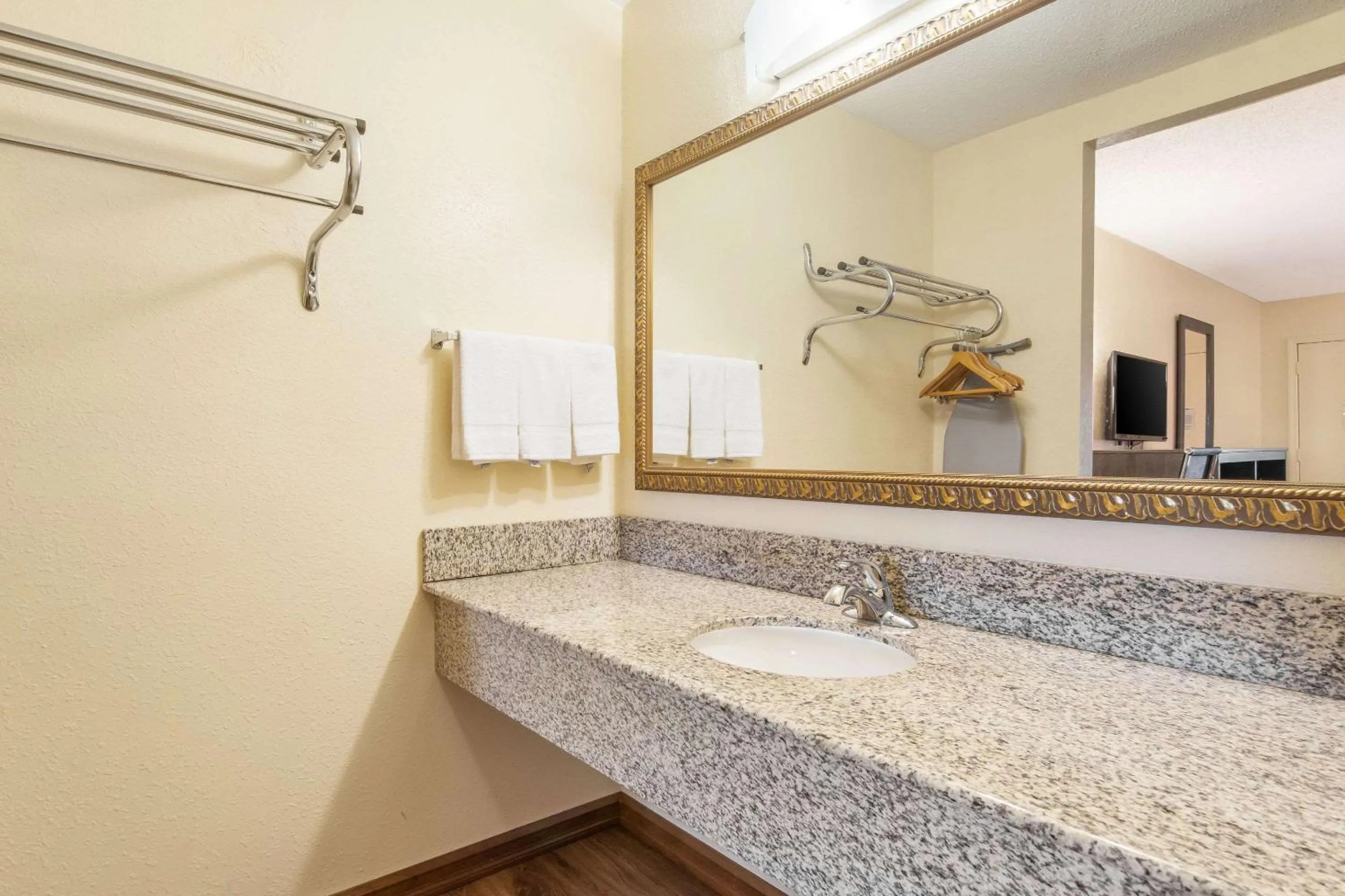 Bathroom in Econo Lodge Cloverdale