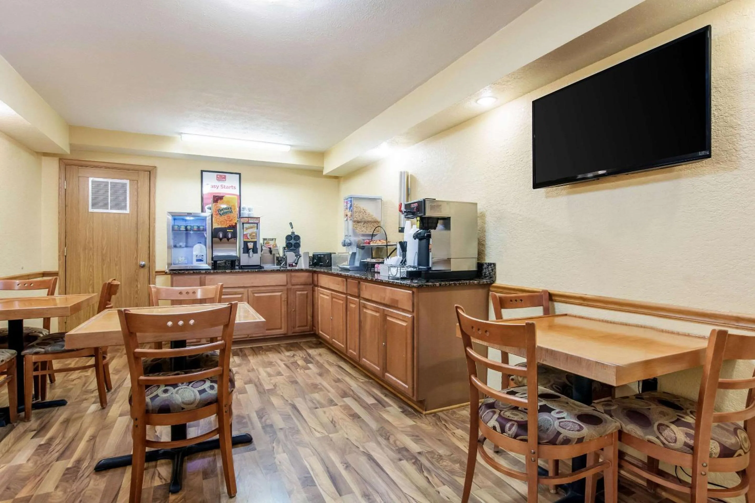 Restaurant/places to eat in Econo Lodge Cloverdale