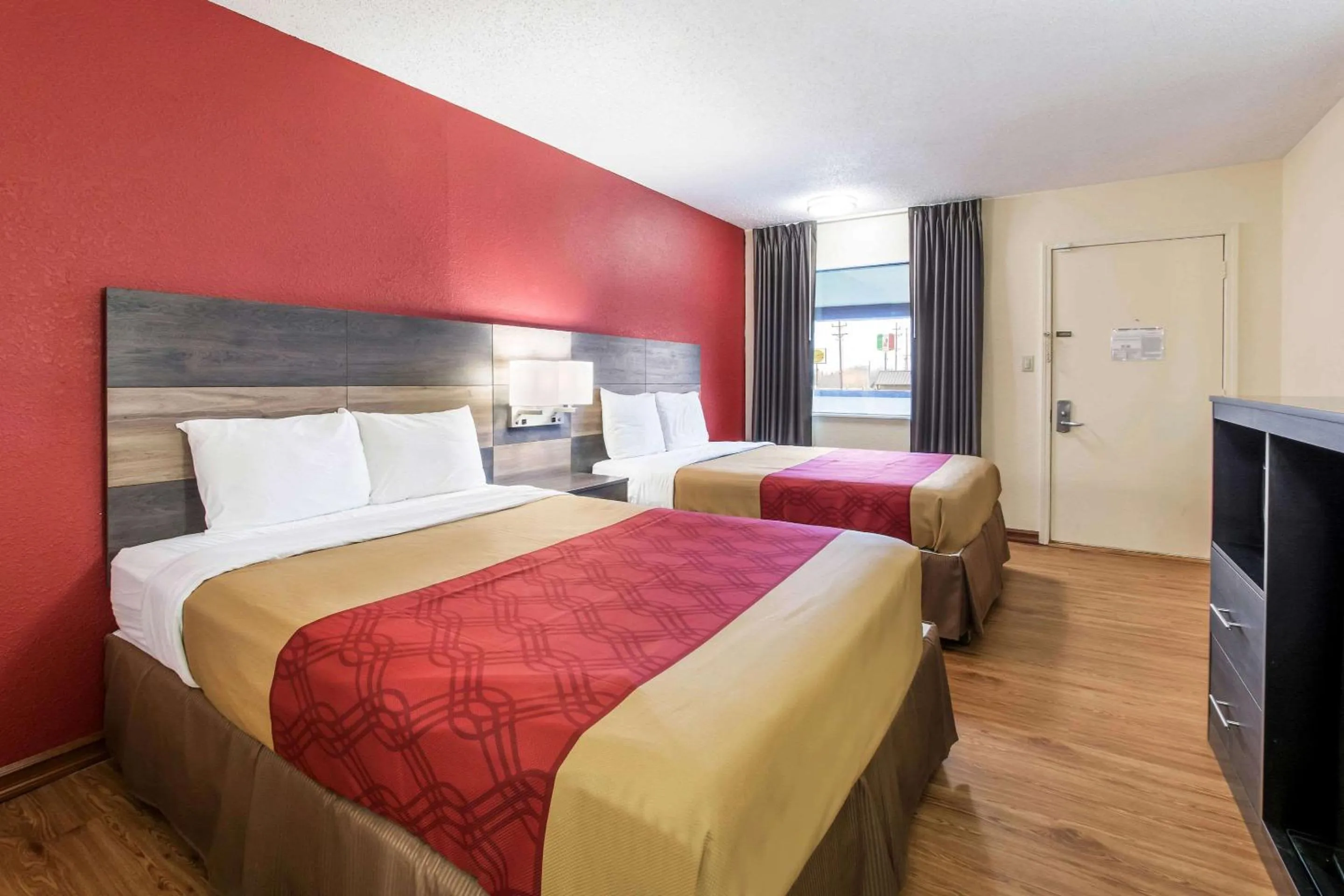 Photo of the whole room, Bed in Econo Lodge Cloverdale