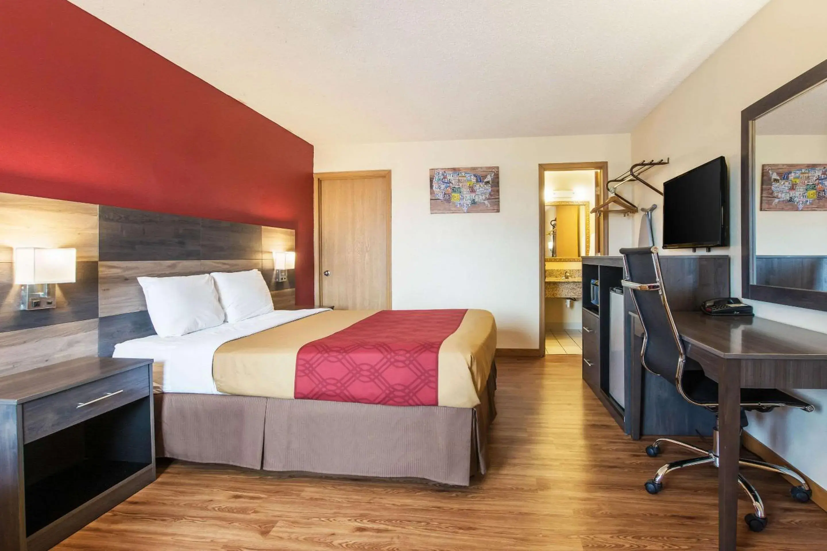 Photo of the whole room, Bed in Econo Lodge Cloverdale Photo of the whole room, Bed in Econo Lodge Cloverdale