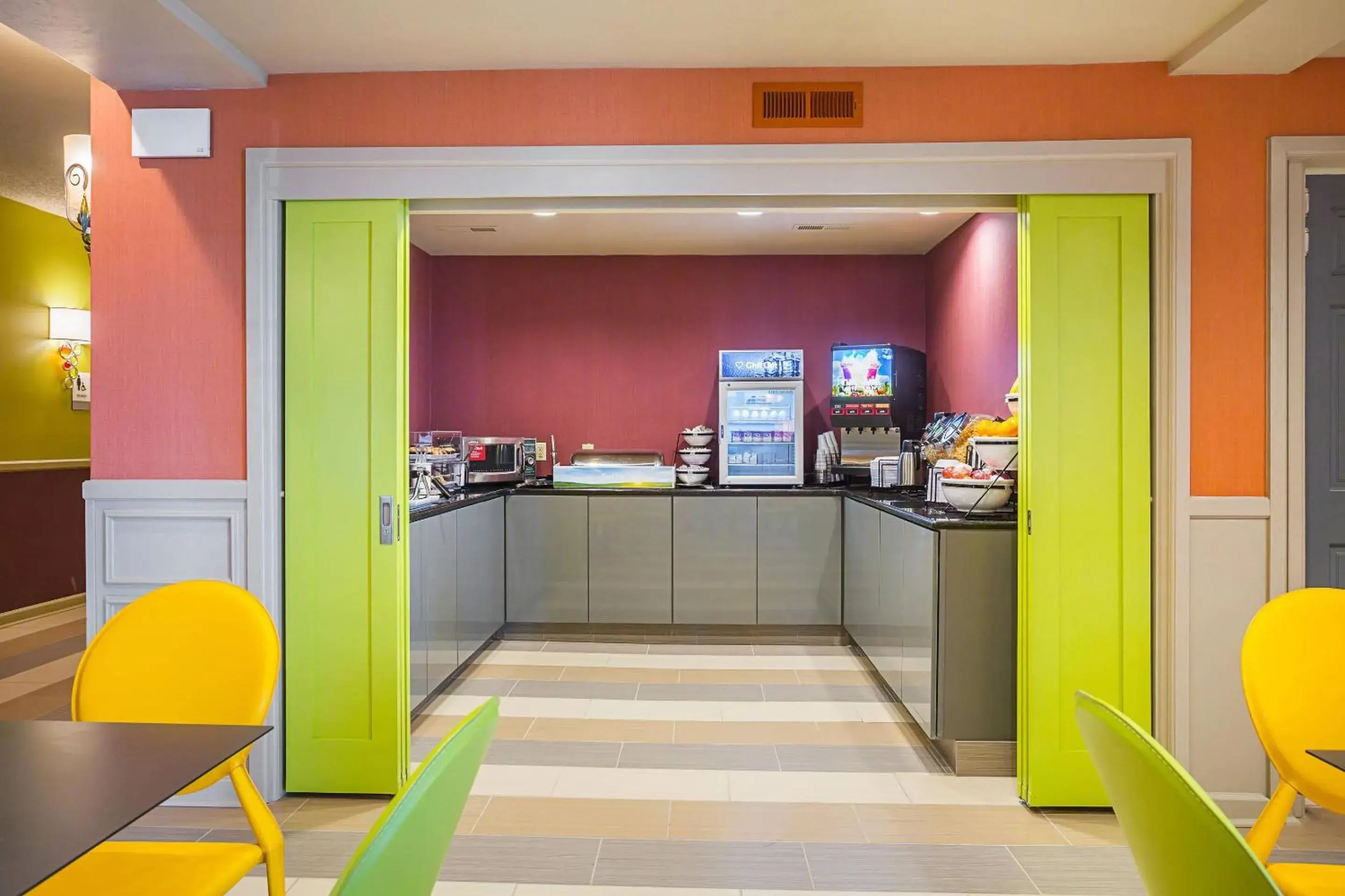 Breakfast in Clarion Inn & Suites Evansville Eastland Area Breakfast in Clarion Inn & Suites Evansville Eastland Area