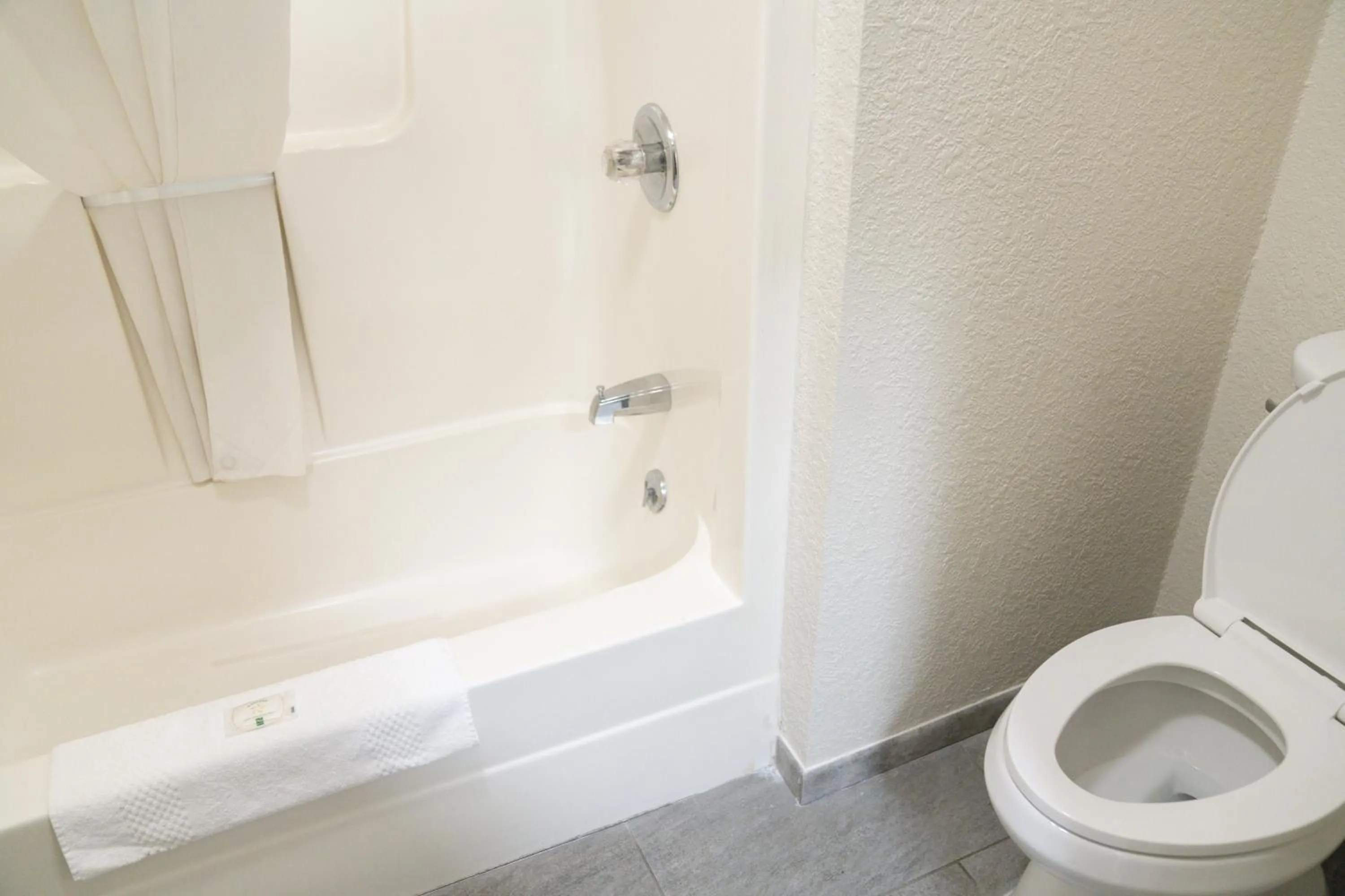 Shower in Quality Inn Seymour I-65