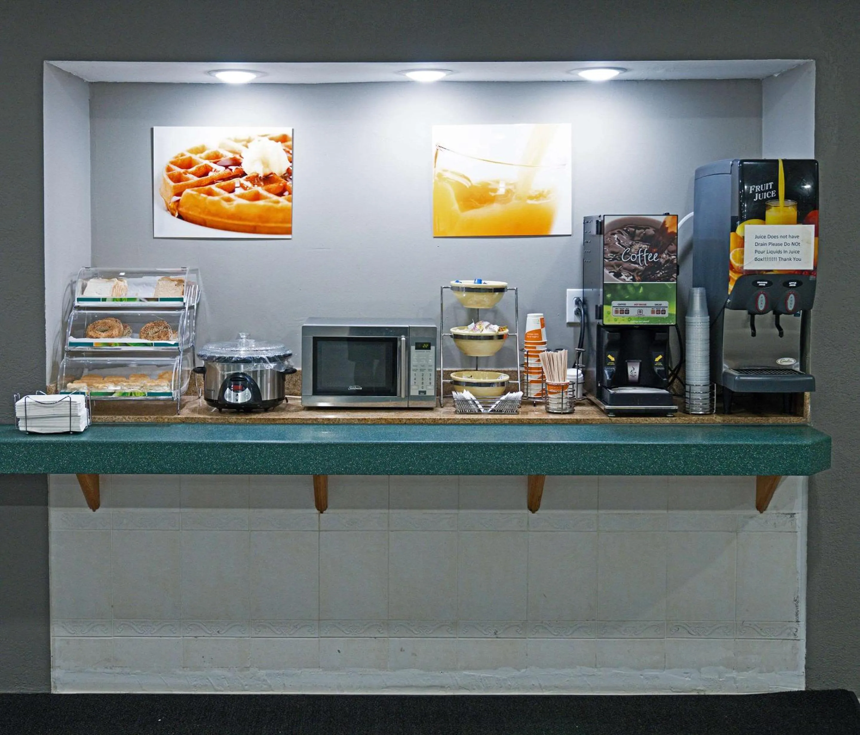 Breakfast in Quality Inn Seymour I-65