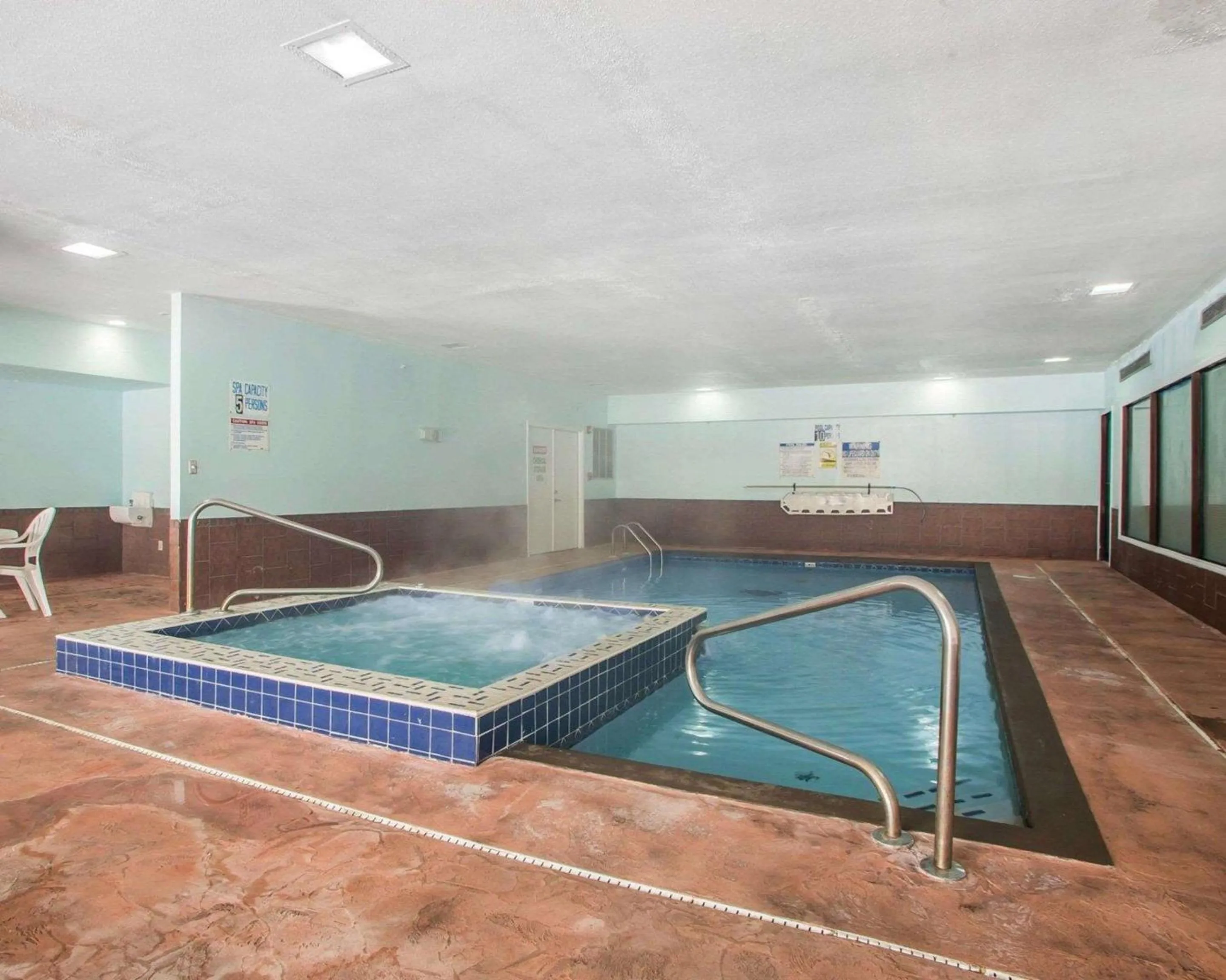 Swimming pool in Quality Inn Merrillville