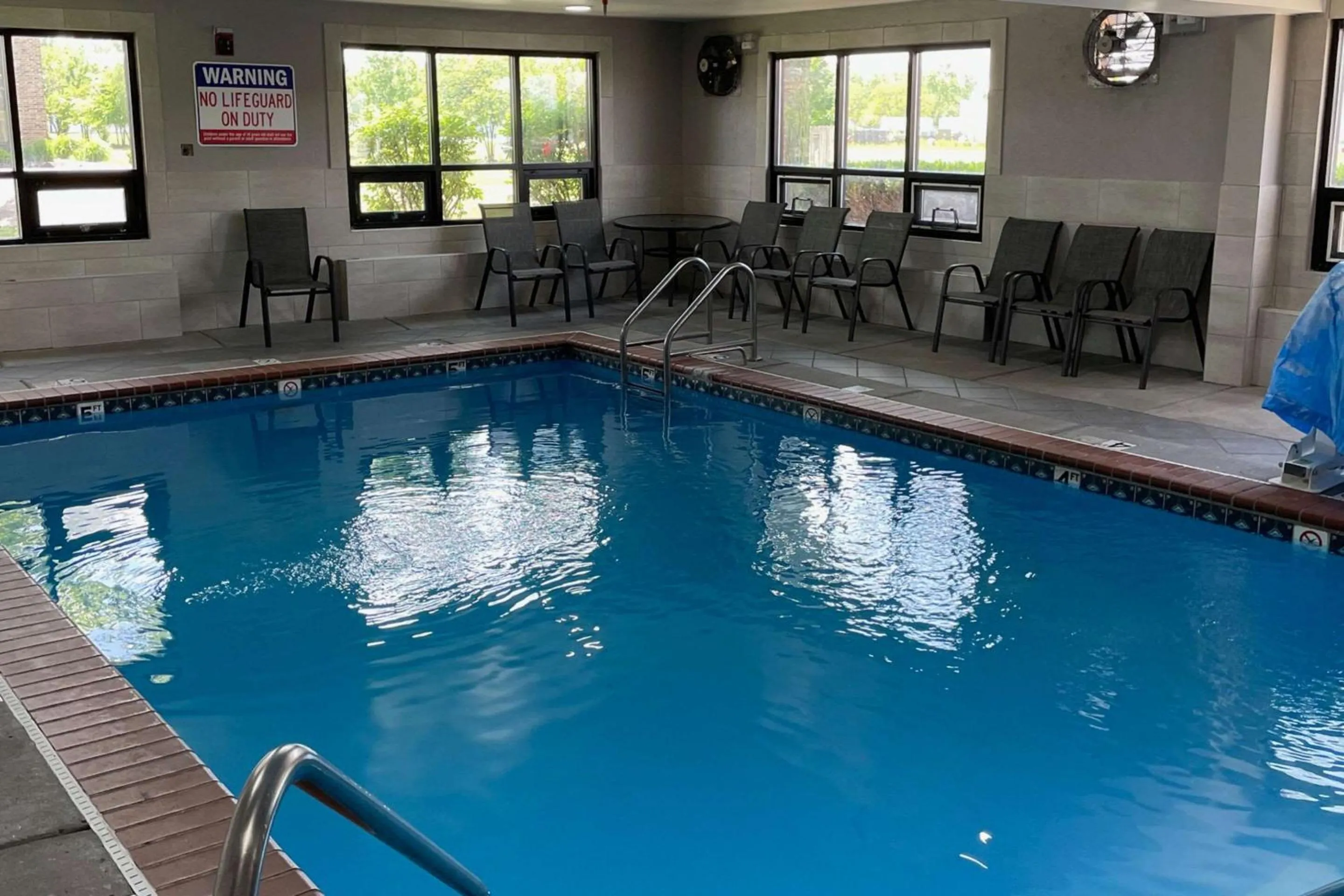 Swimming pool in Comfort Inn Indianapolis South I-65