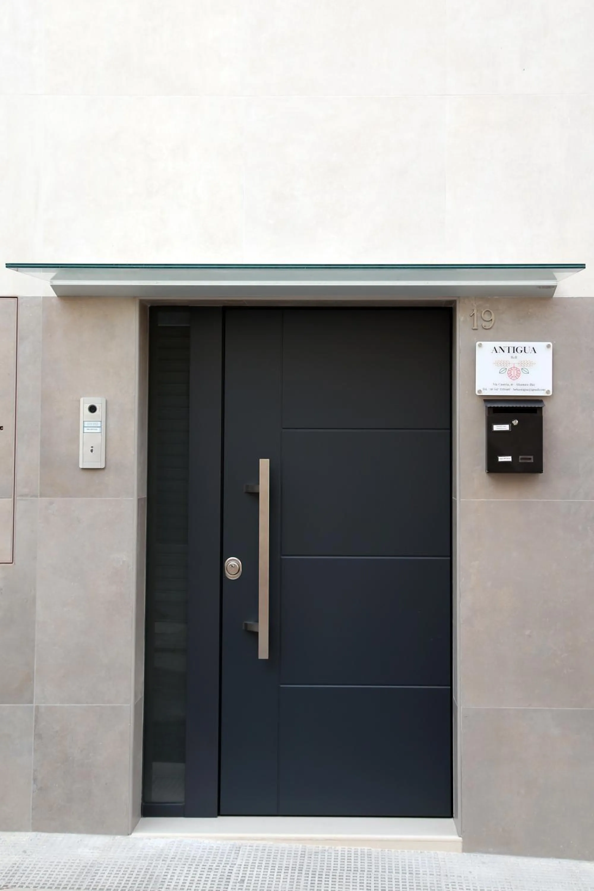 Facade/entrance in B&b Antigua