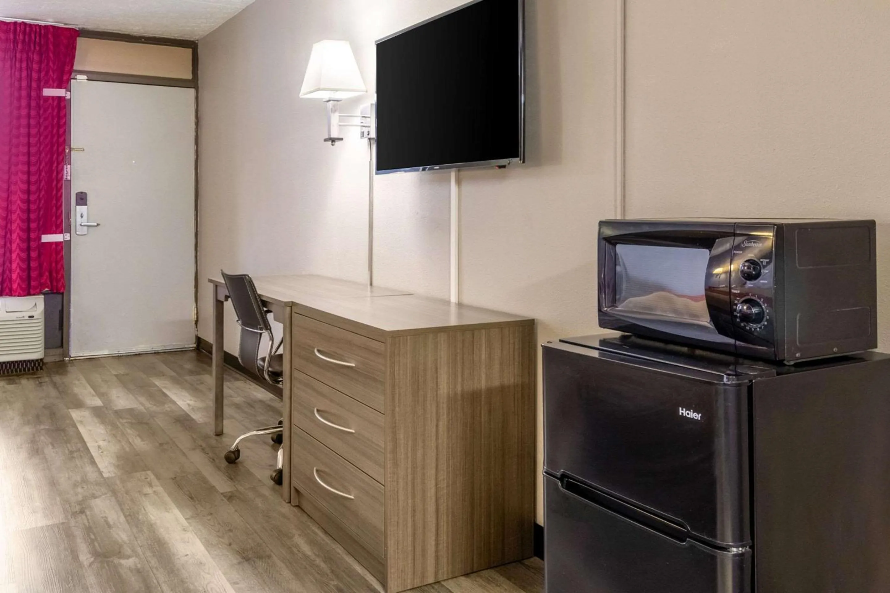 Photo of the whole room in Econo Lodge Seymour