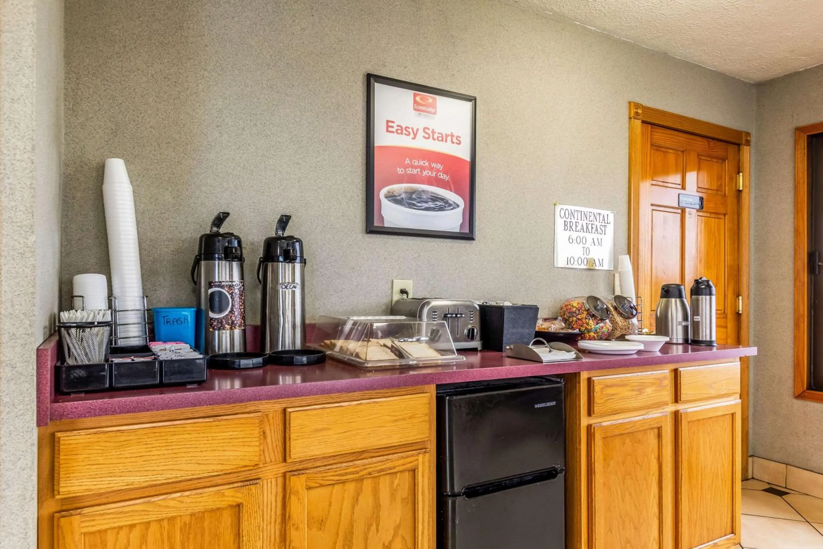 Restaurant/places to eat in Econo Lodge Seymour