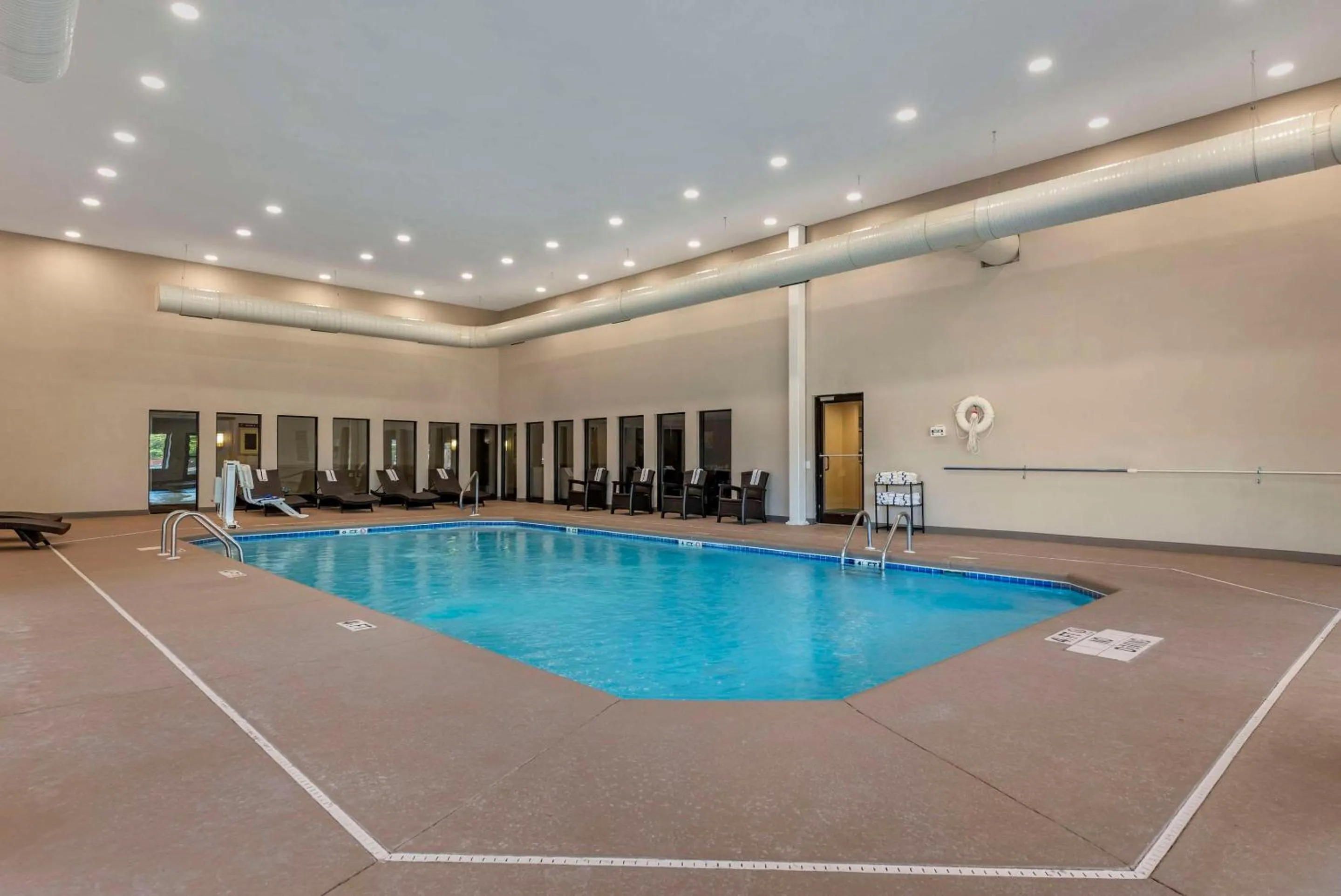 Swimming pool in Comfort Suites Fort Wayne - Southwest