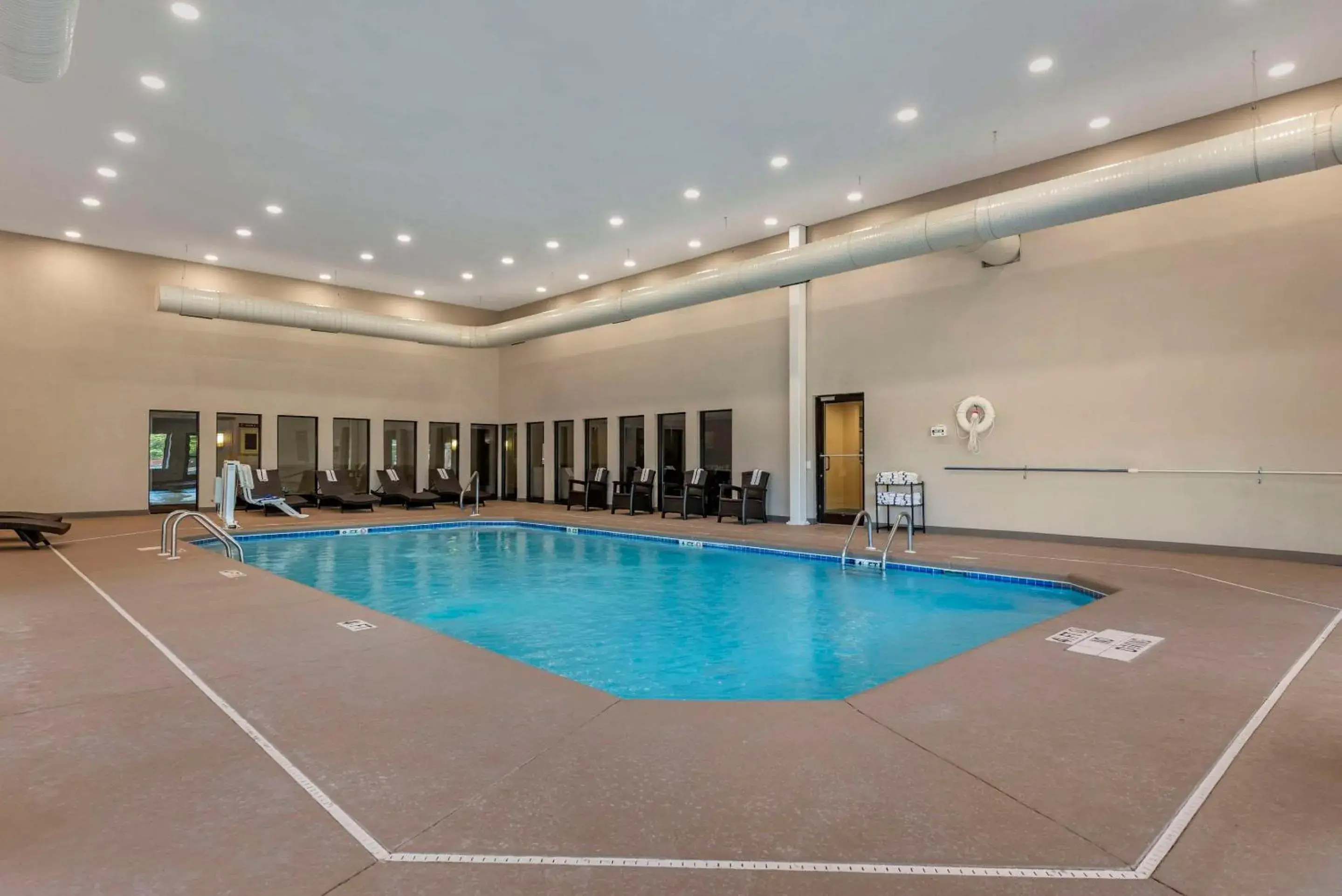 Swimming pool in Comfort Suites Fort Wayne - Southwest Swimming pool in Comfort Suites Fort Wayne - Southwest