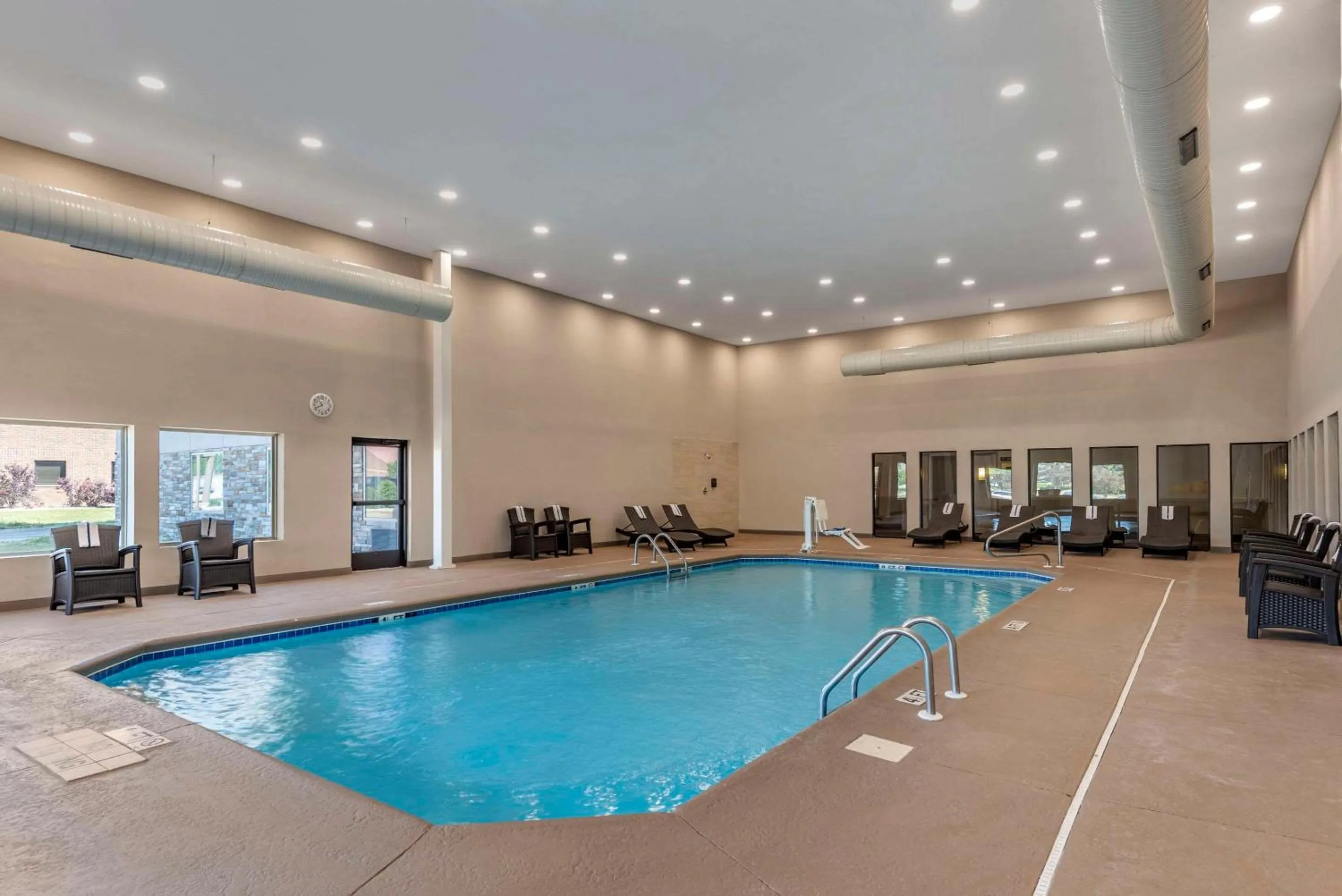 Swimming pool in Comfort Suites Fort Wayne - Southwest