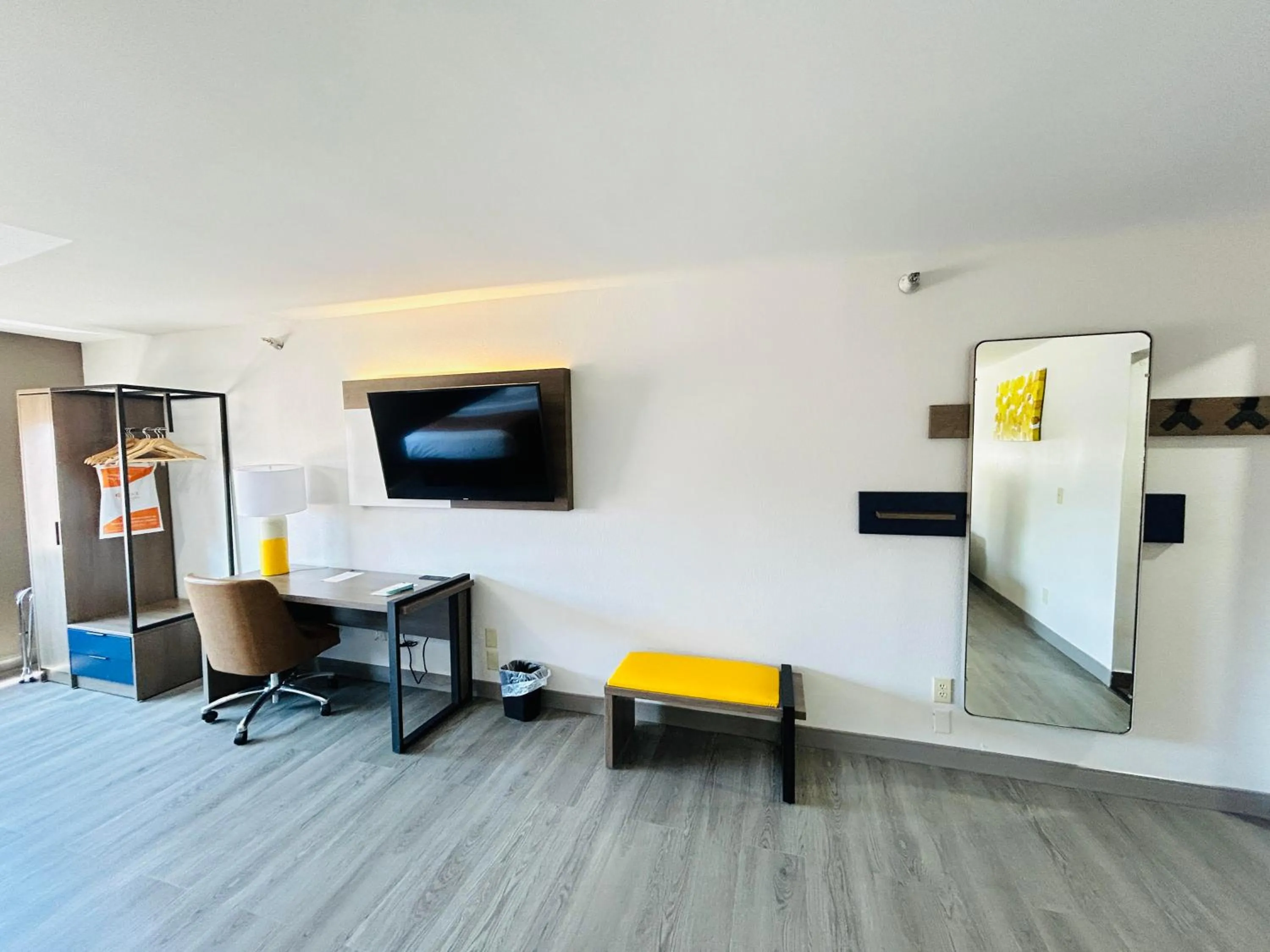 TV and multimedia in Comfort Suites Terre Haute University Area