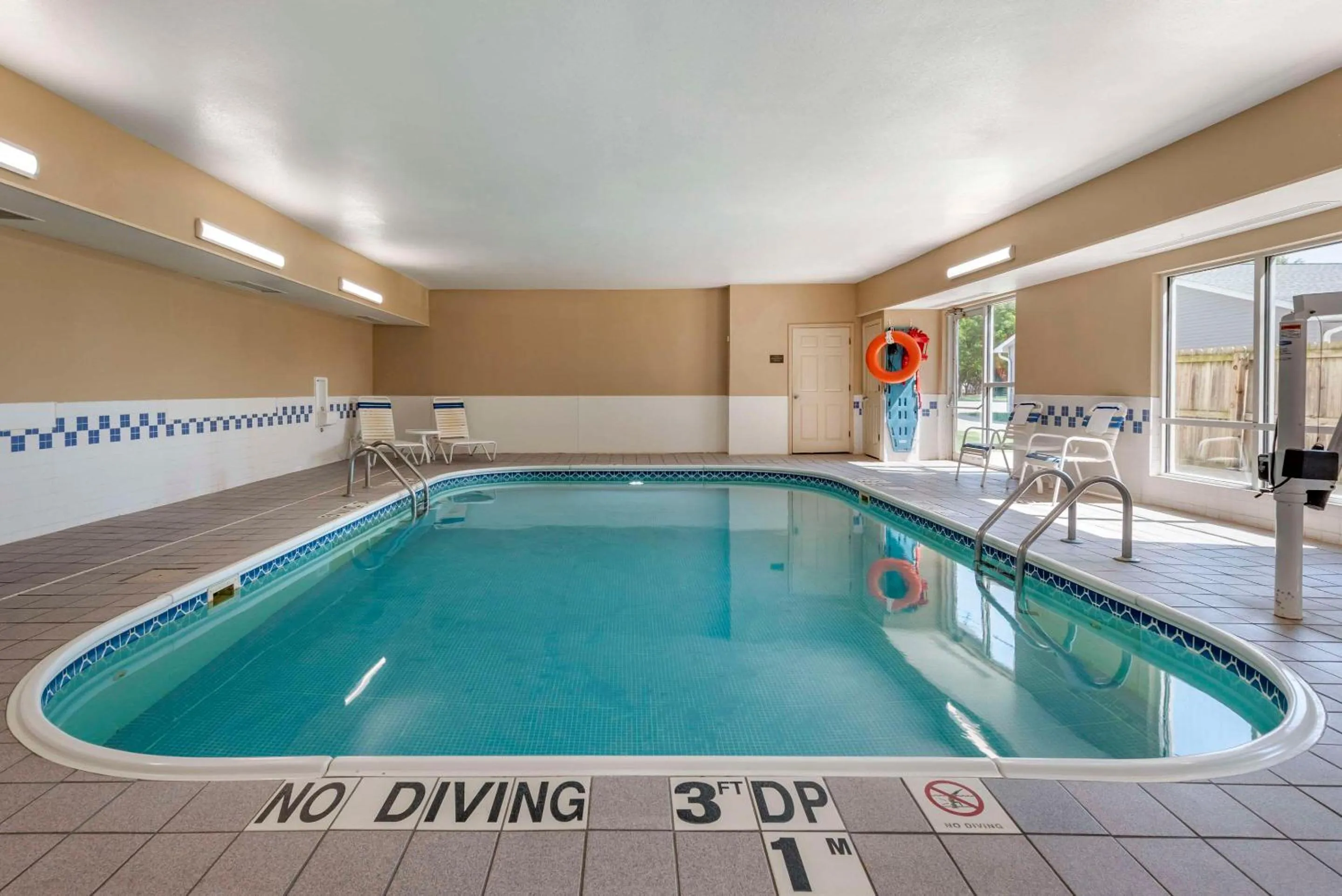 Swimming pool in Comfort Suites Terre Haute University Area