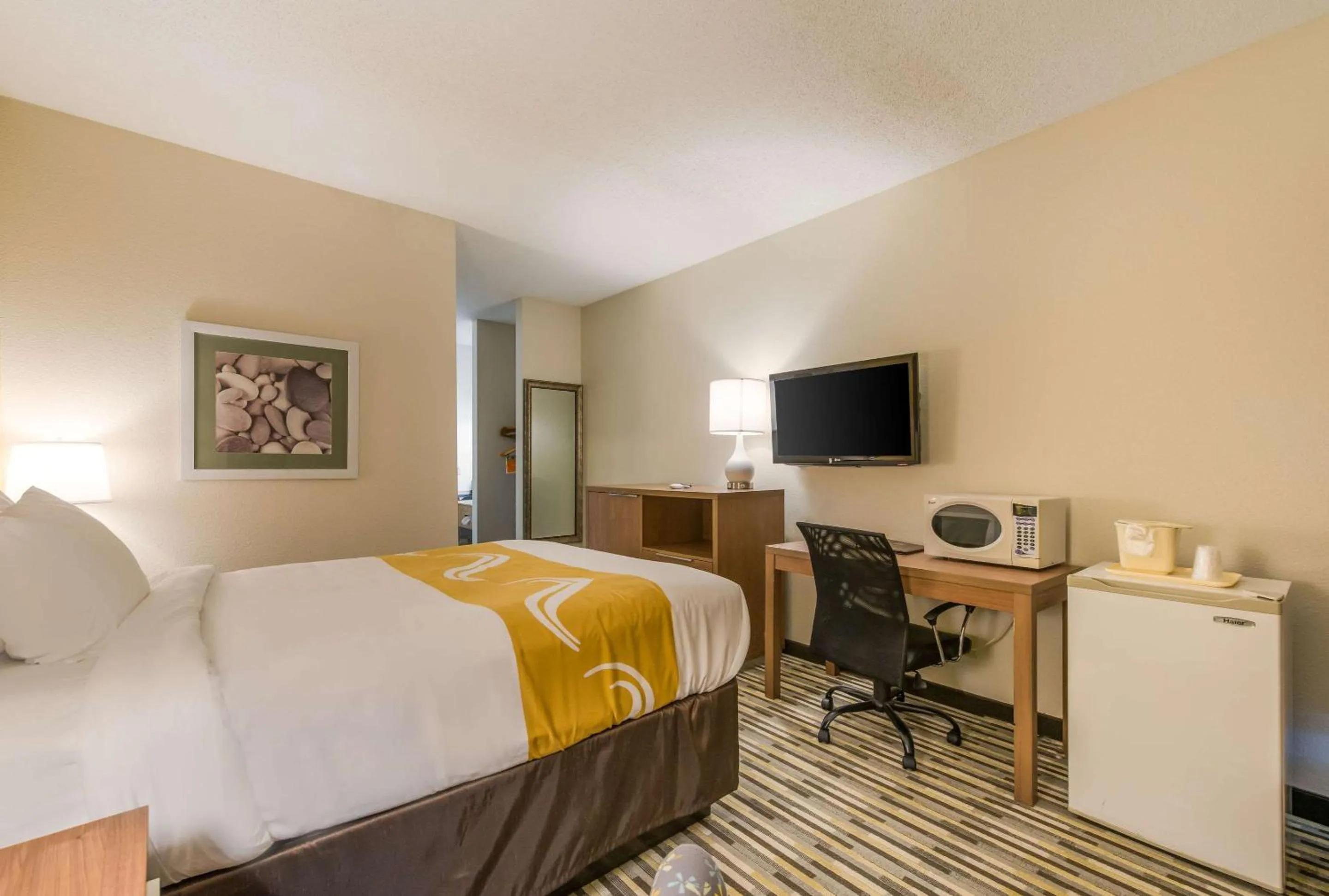 Photo of the whole room, Bed in Quality Inn Michigan City South