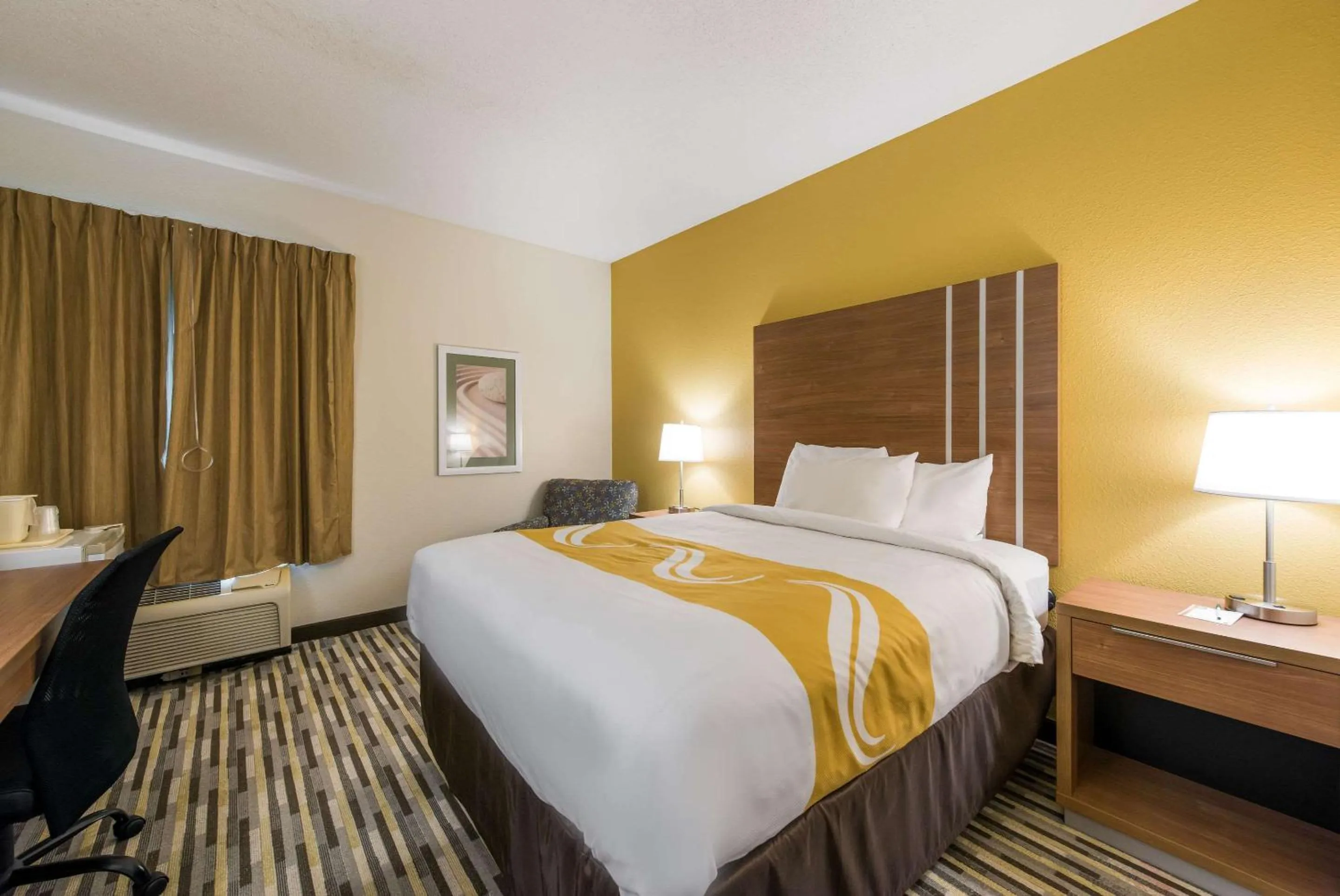 Photo of the whole room, Bed in Quality Inn Michigan City South