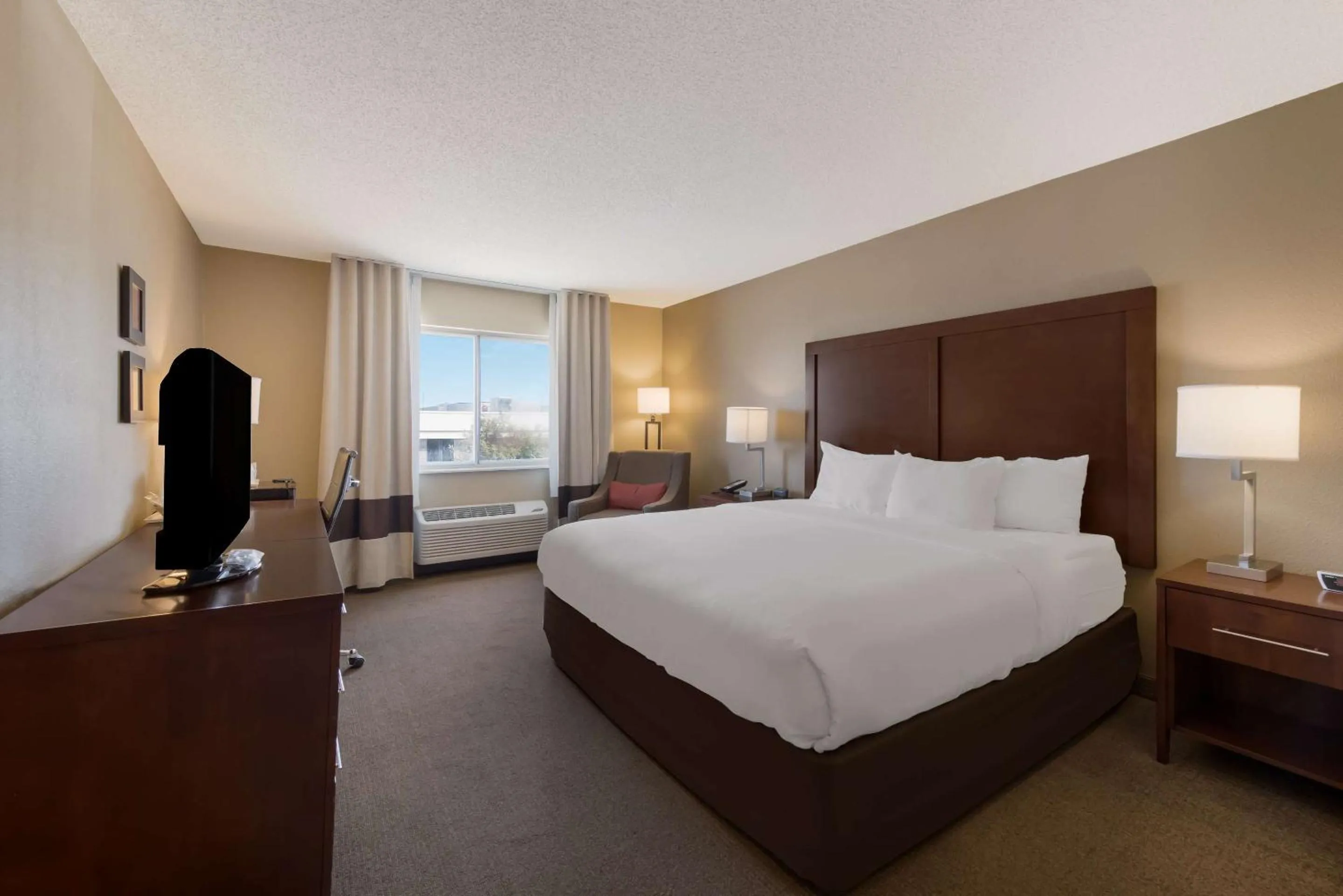 Bedroom, Bed in Comfort Inn Wichita East