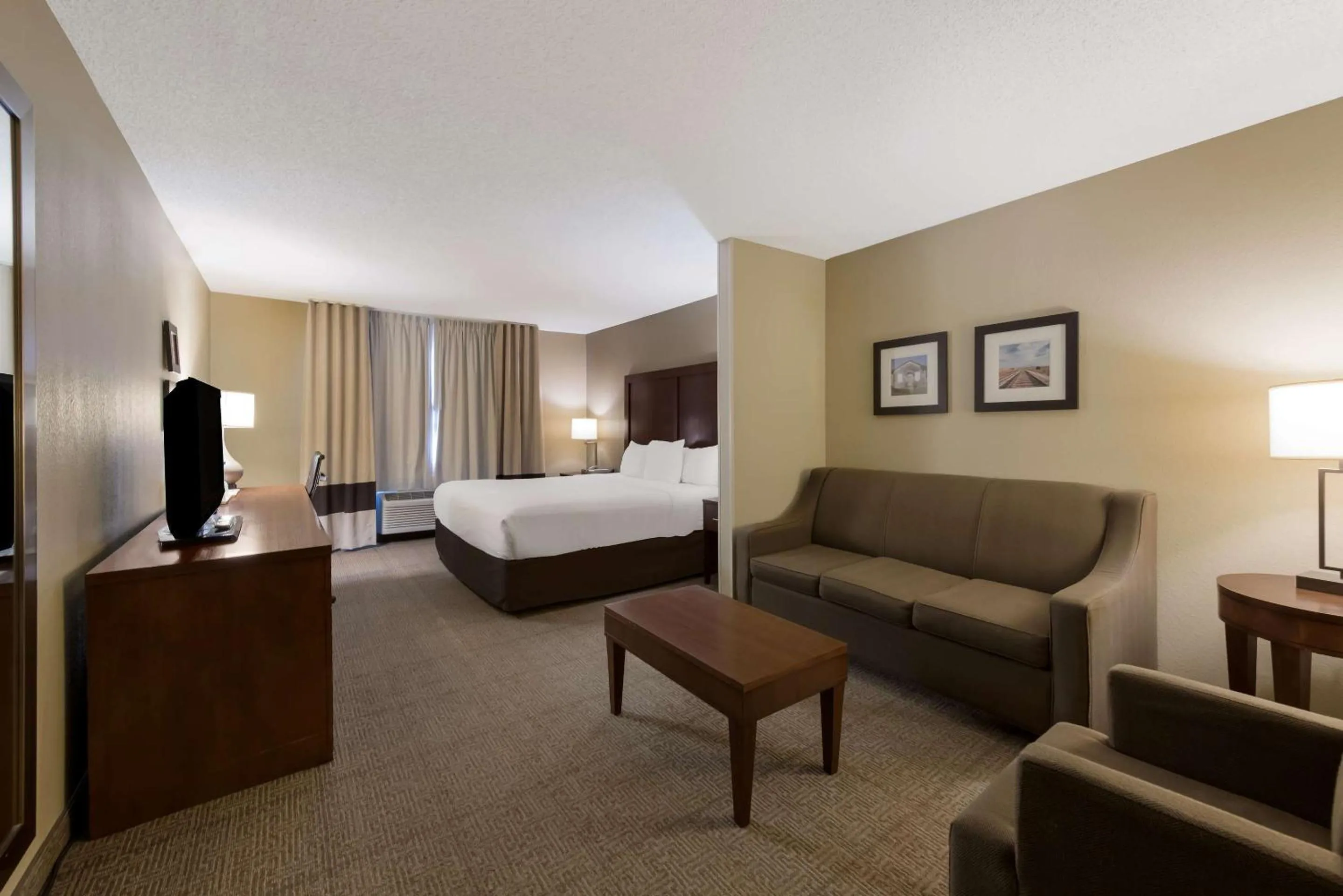 Bedroom, Bed in Comfort Inn Wichita East