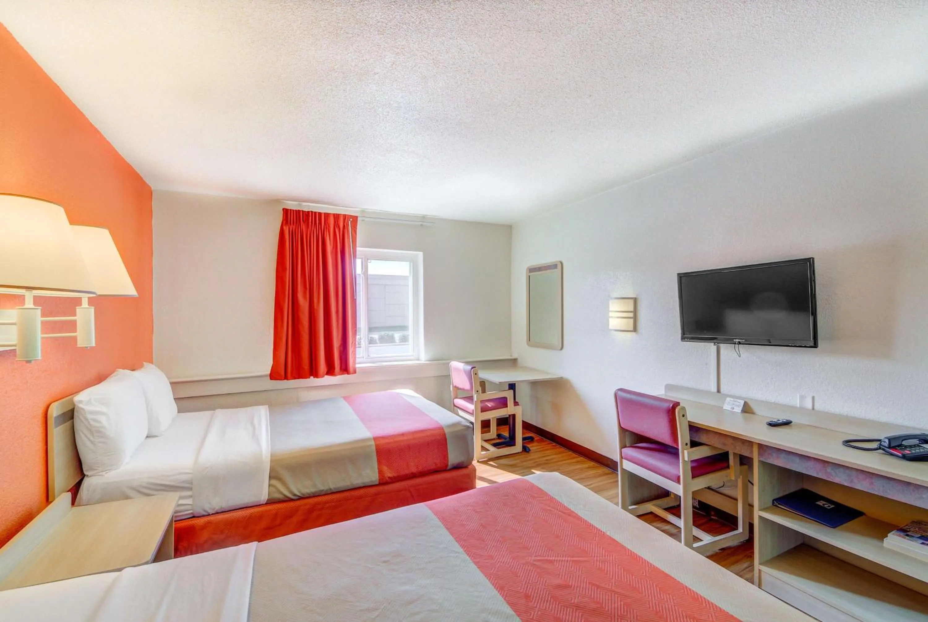 TV and multimedia, Bed in Motel 6-Wichita, KS